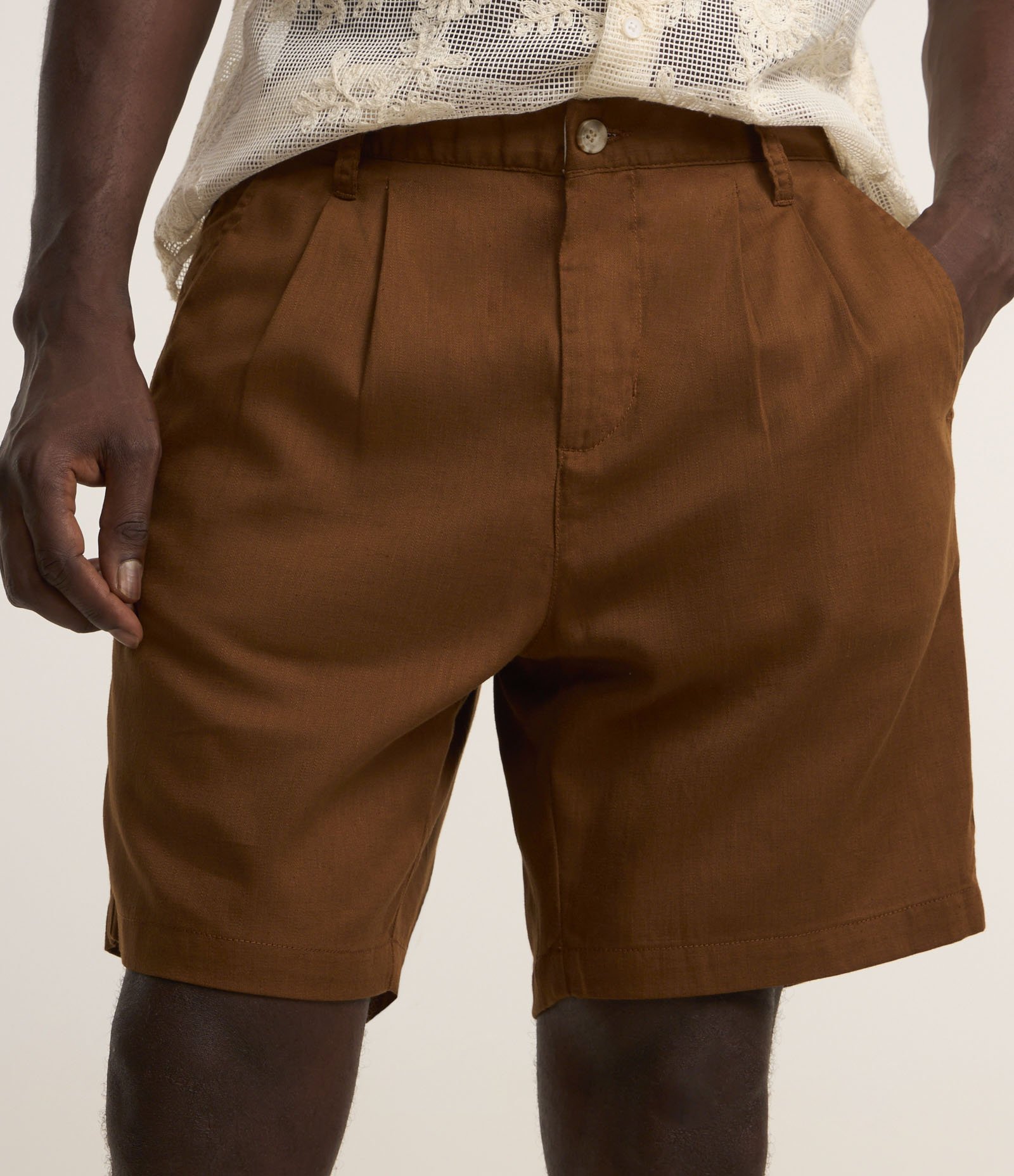 Bermuda em Alfaiataria com Elástico no Cós e Pregas Marrom 3