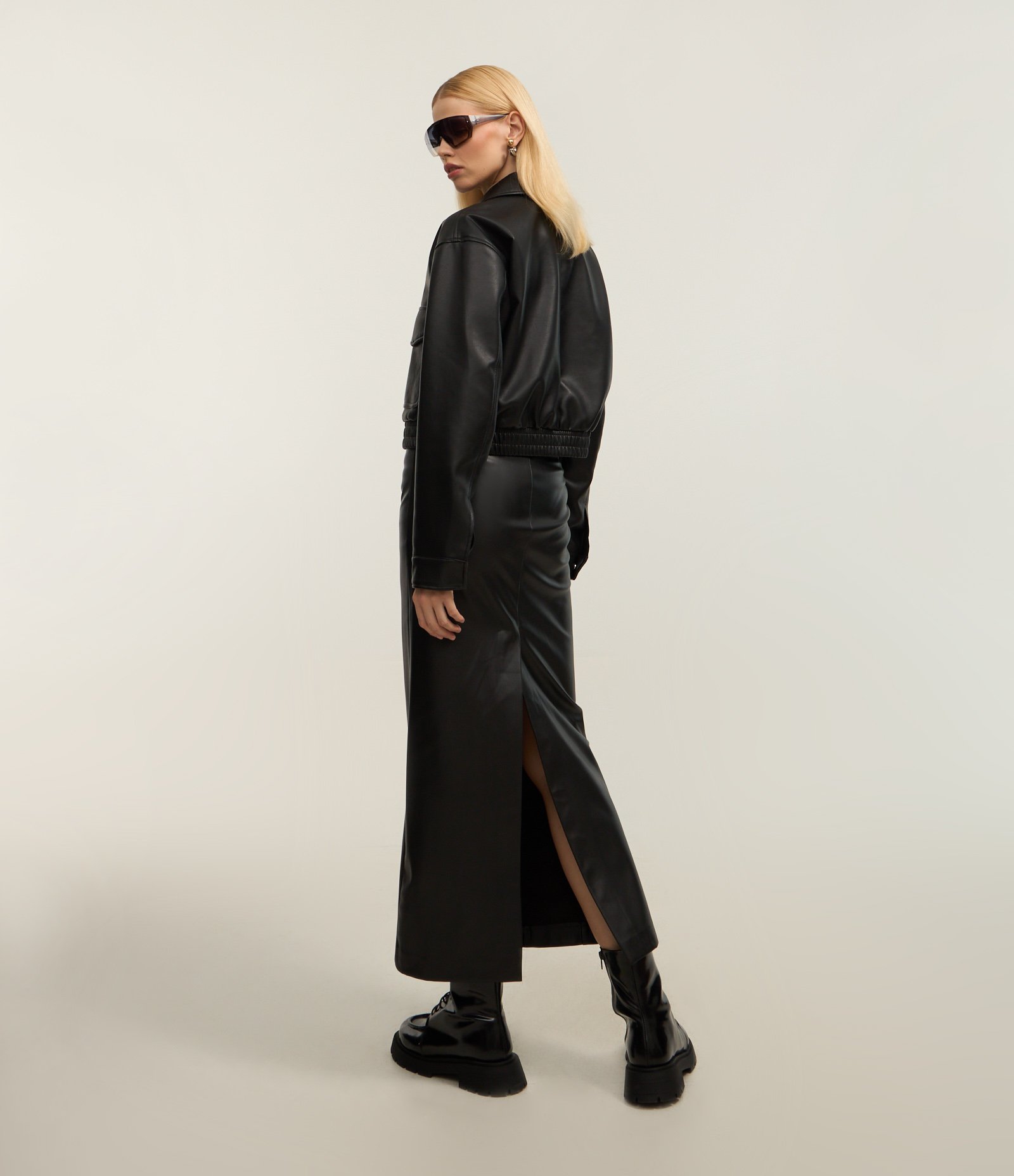 Saia Midi em PU com Fenda Traseira Preto 2
