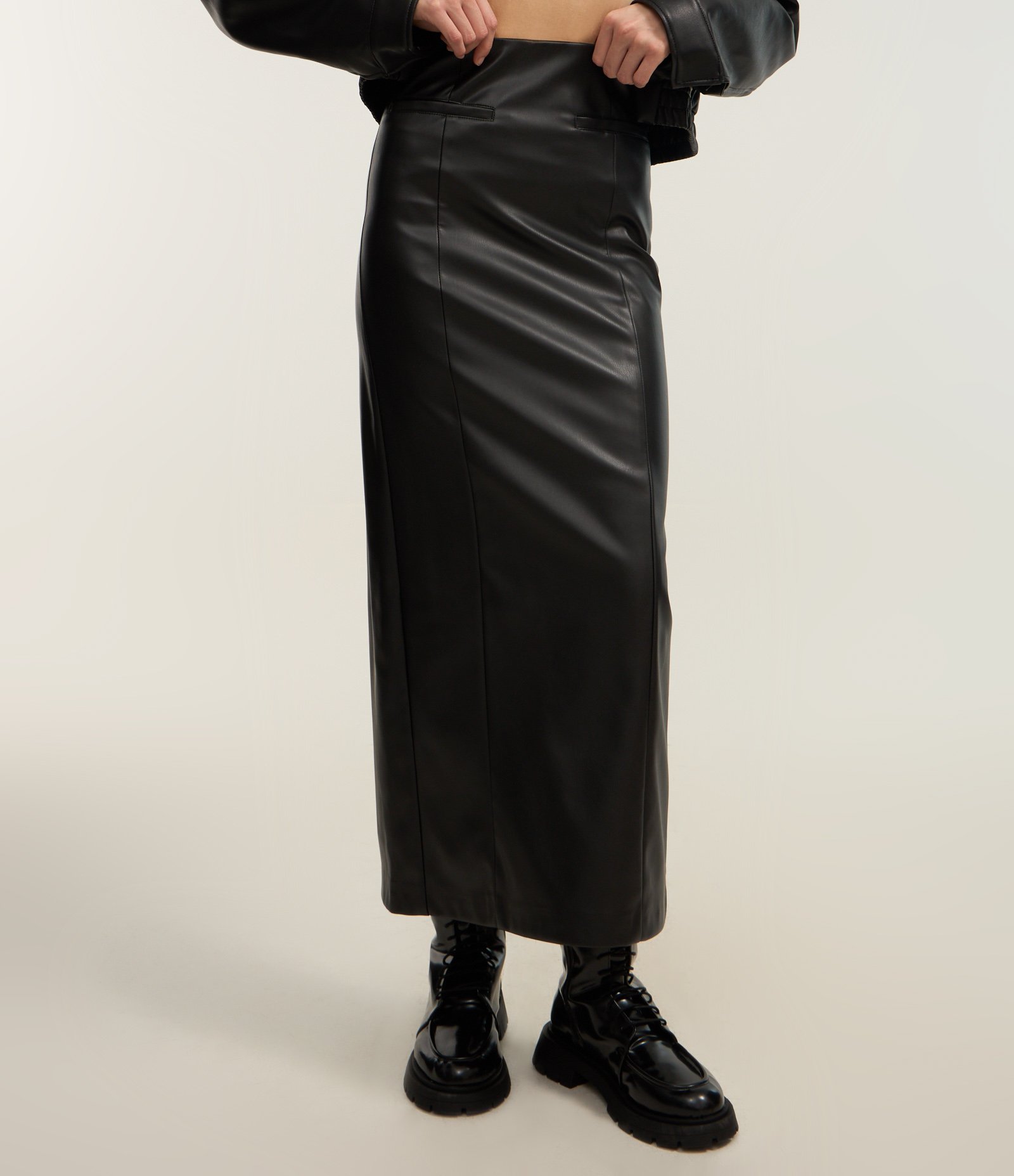 Saia Midi em PU com Fenda Traseira Preto 4