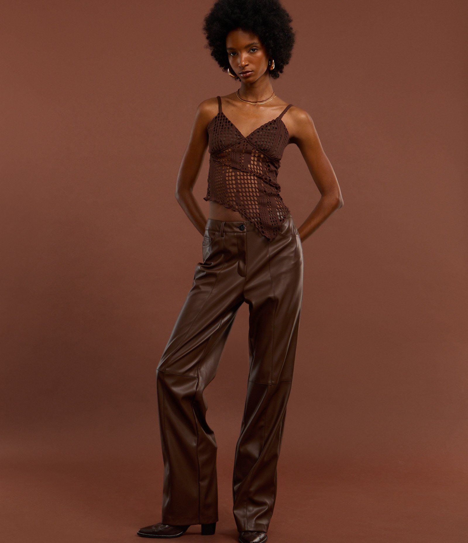 Calça Reta em PU com Fenda e Bolsos Marrom 5