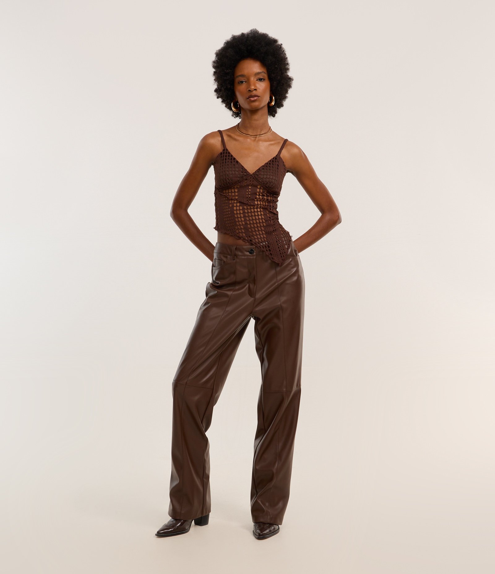 Calça Reta em PU com Fenda e Bolsos Marrom 1