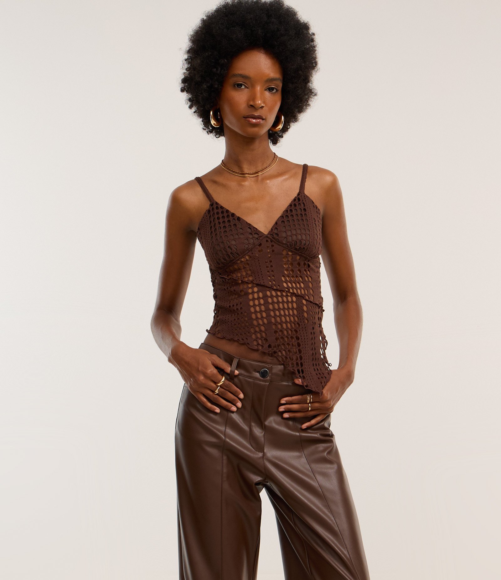 Calça Reta em PU com Fenda e Bolsos Marrom 2