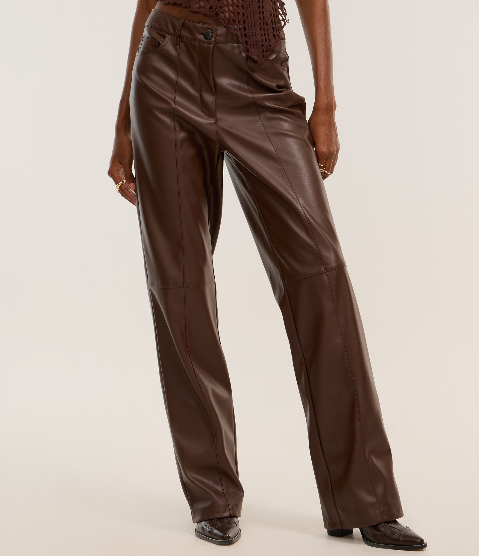 Calça Reta em PU com Fenda e Bolsos Marrom 3