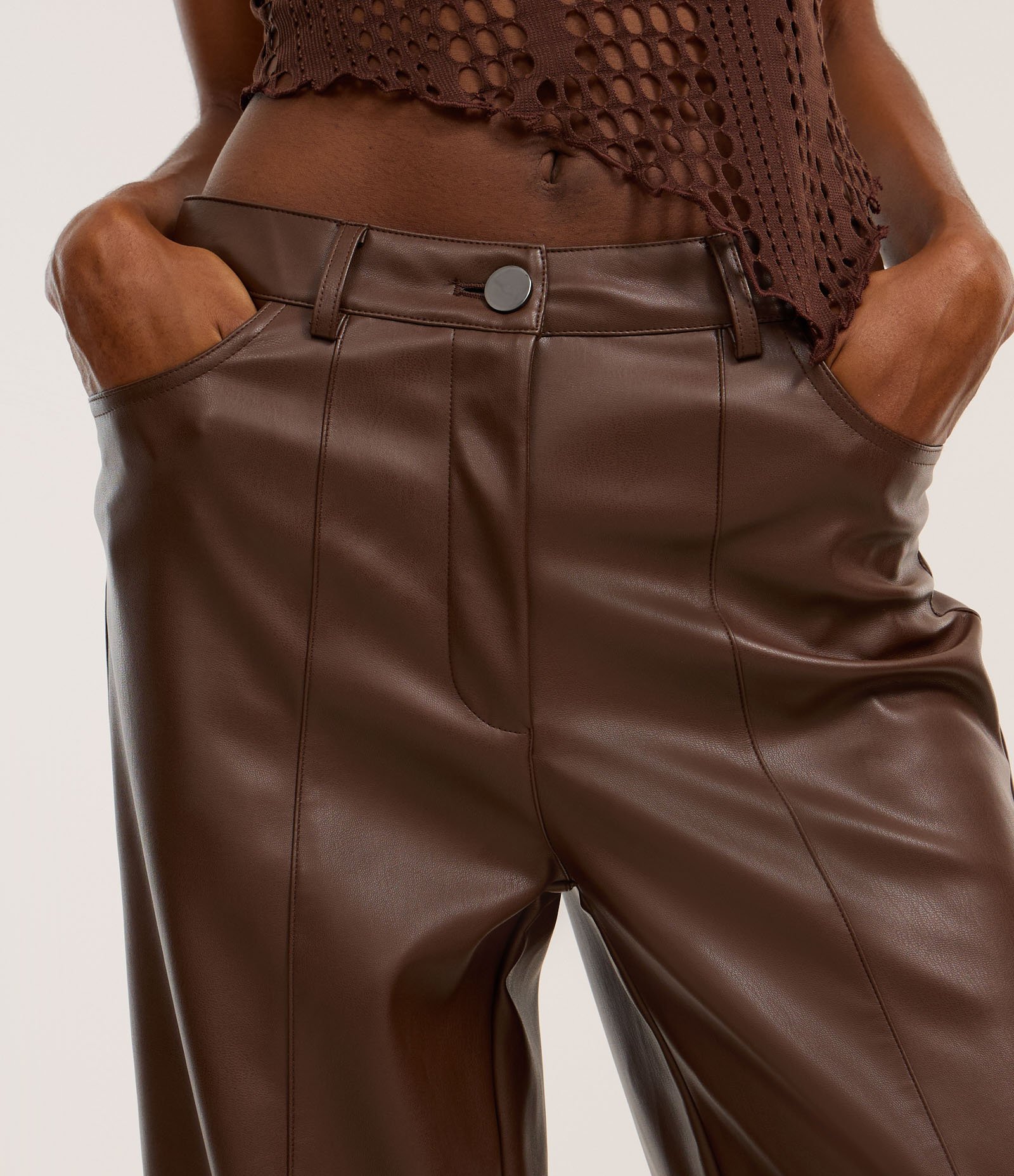 Calça Reta em PU com Fenda e Bolsos Marrom 4