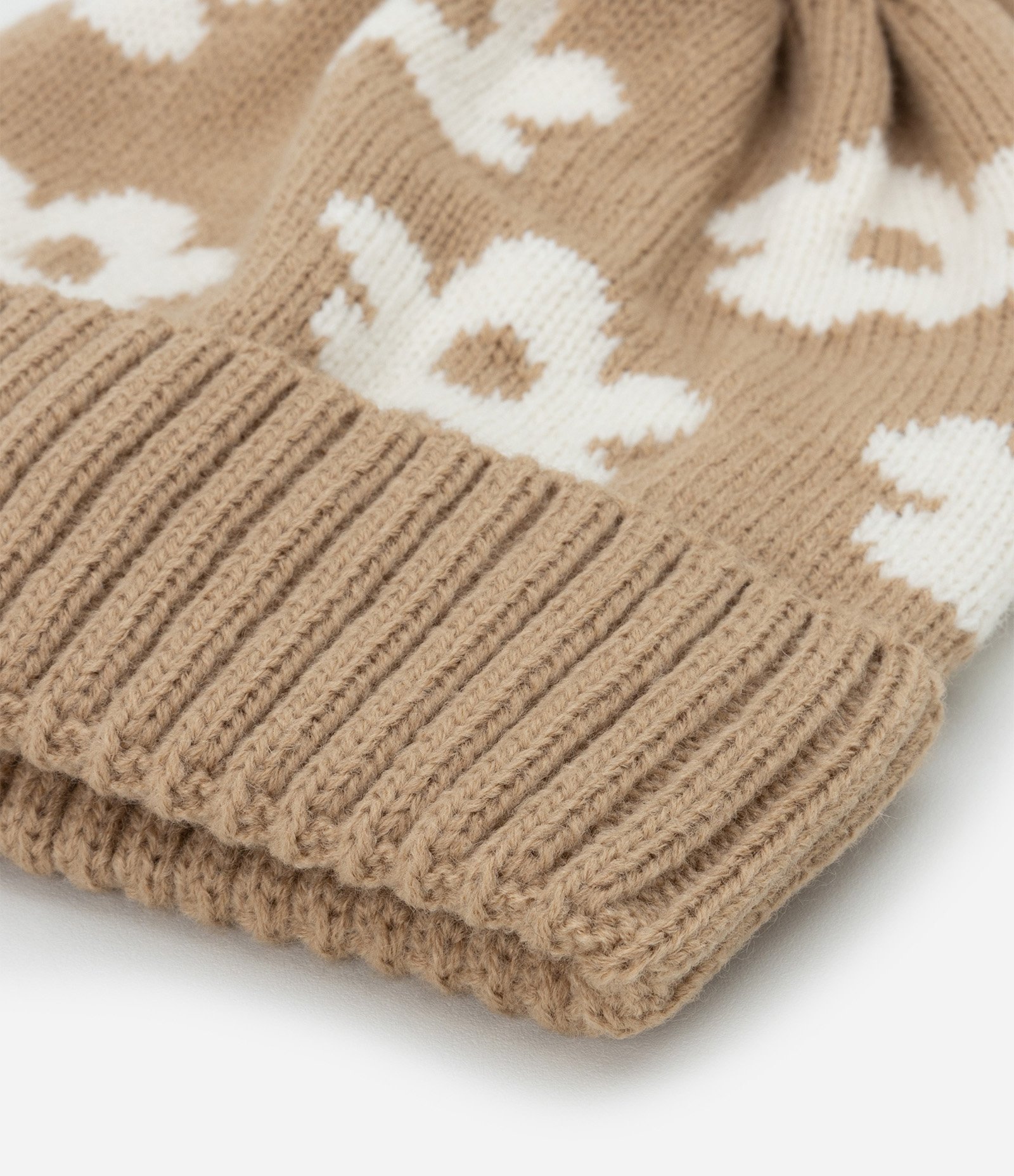 Gorro Infantil em Tricô com Estampa Corações e Pompom – Tam U Bege 2