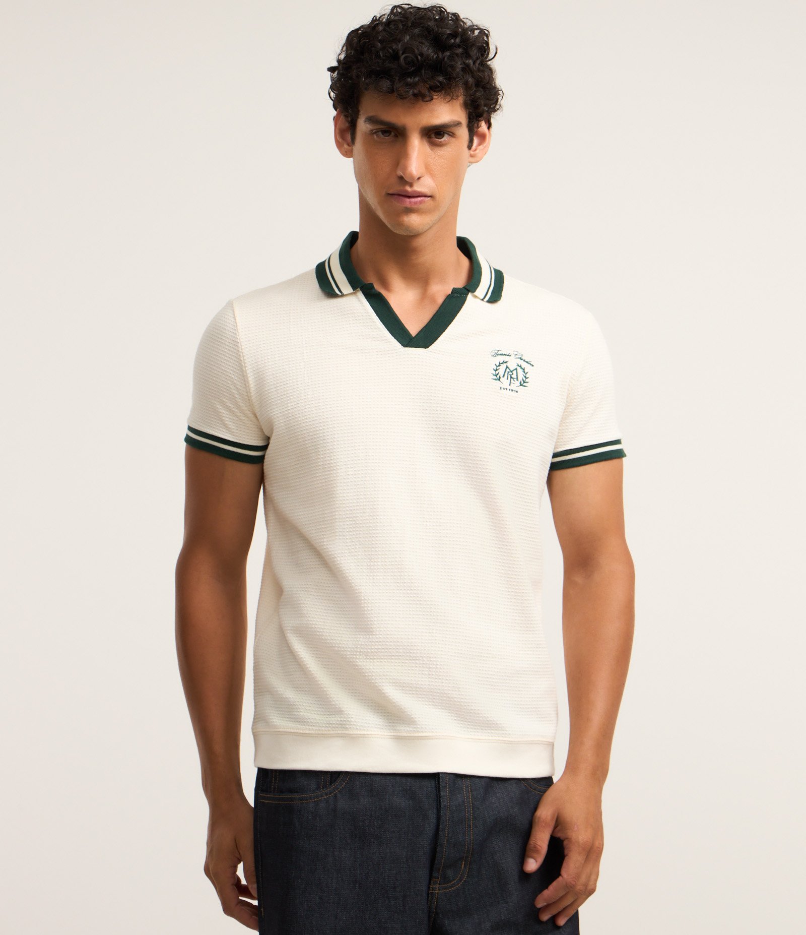 Camisa Polo Comfort com Detalhes Contrastantes e Estampa de Brasão Branco 1