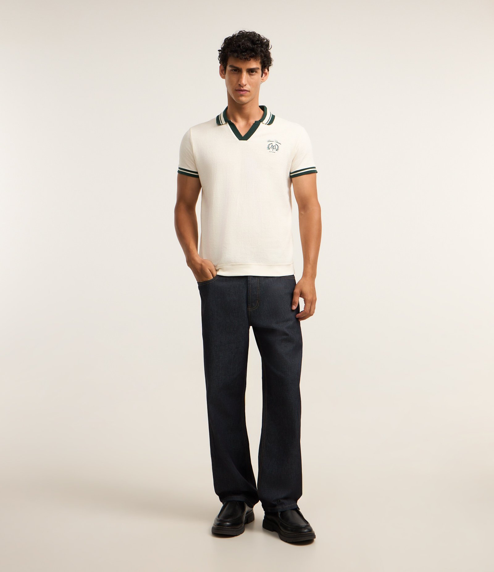 Camisa Polo Comfort com Detalhes Contrastantes e Estampa de Brasão Branco 2