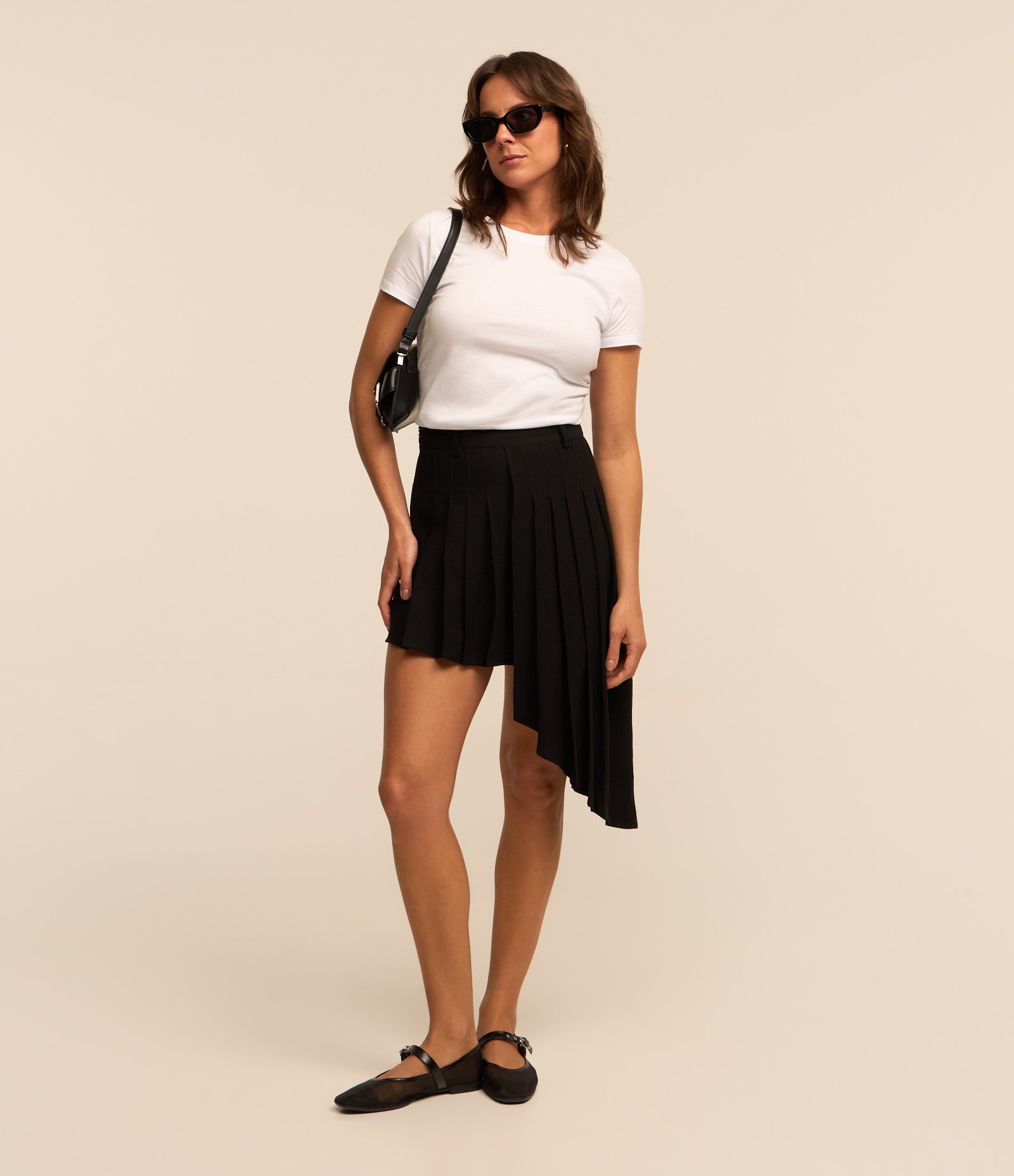 Saia Curta Alfaiatada em Viscose Plissada e Transpasse Preto 2