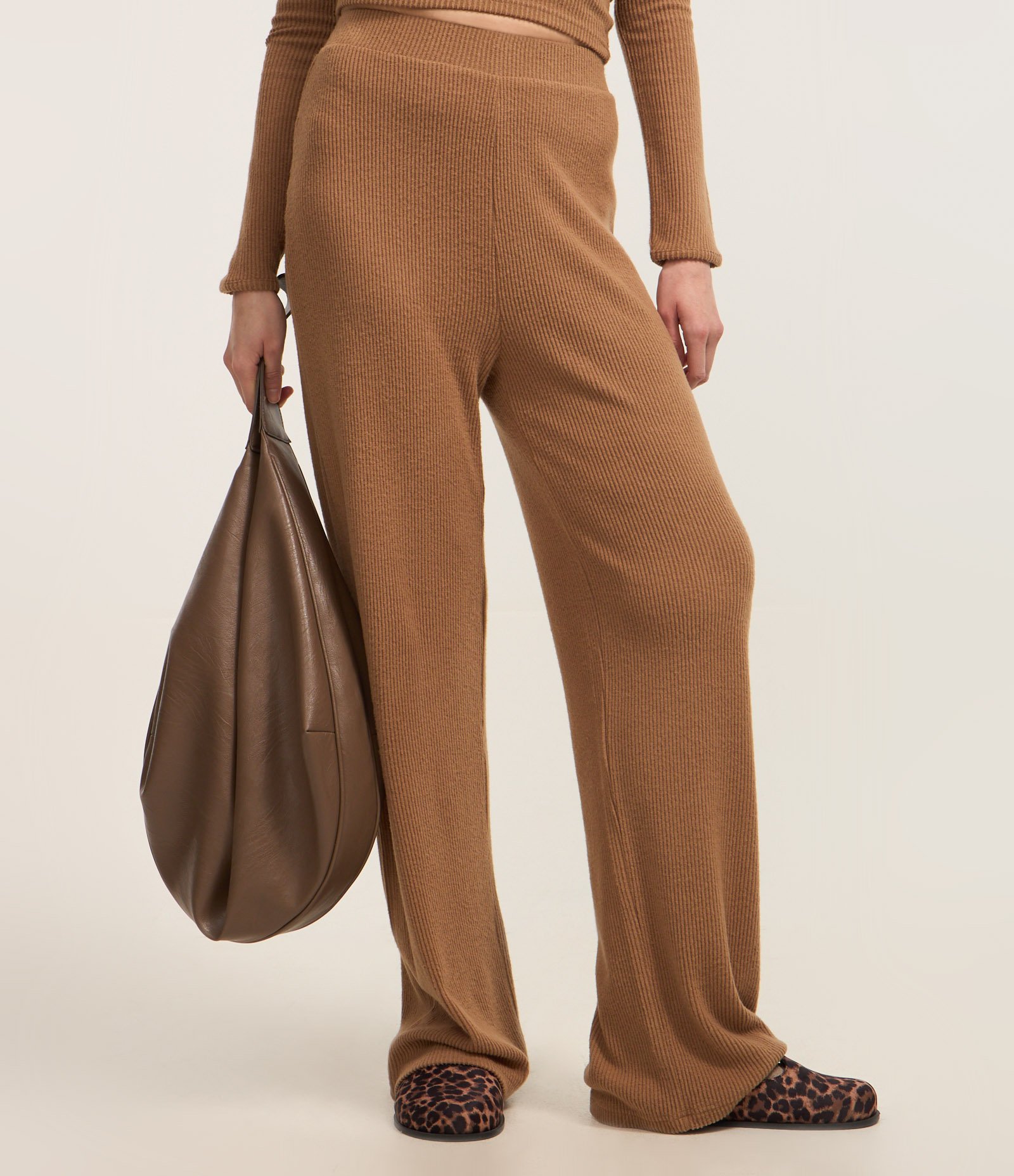 Calça Reta Texturizada com cós Fixo e Malha Quentinha Marrom 3