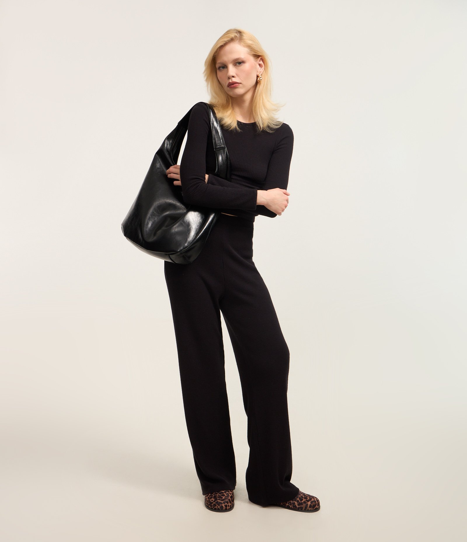 Calça Reta Texturizada com cós Fixo e Malha Quentinha Preto 1