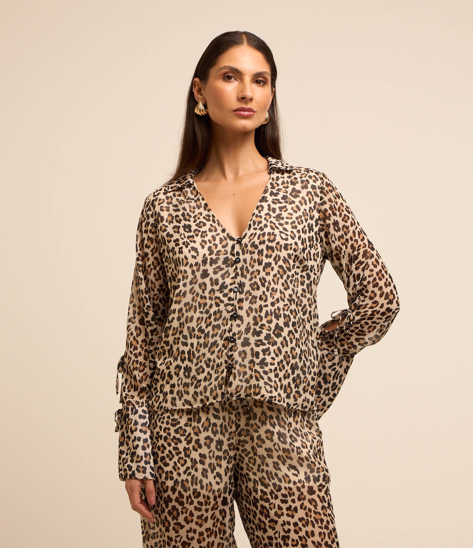 Camisa em Chiffon com Amarração na Manga e Estampa Oncinha Marrom 1