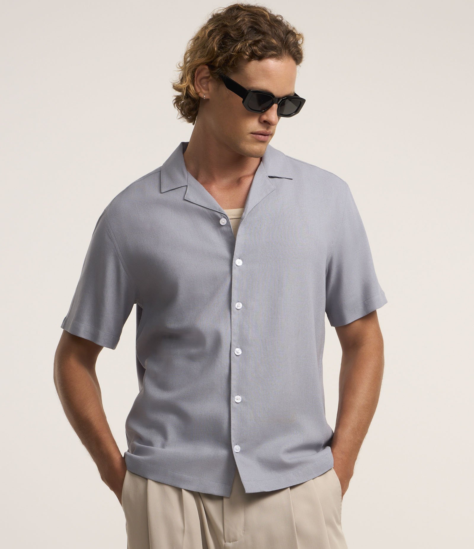 Camisa Boxy em Linho com Gola Bowling Cinza 1