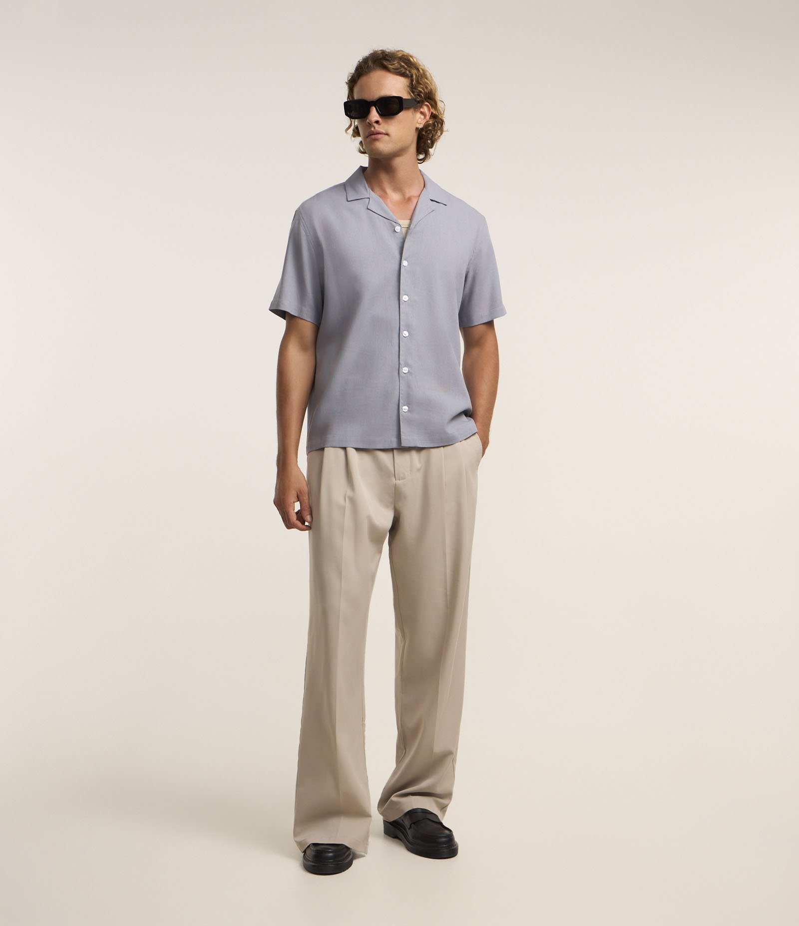 Camisa Boxy em Linho com Gola Bowling Cinza 2