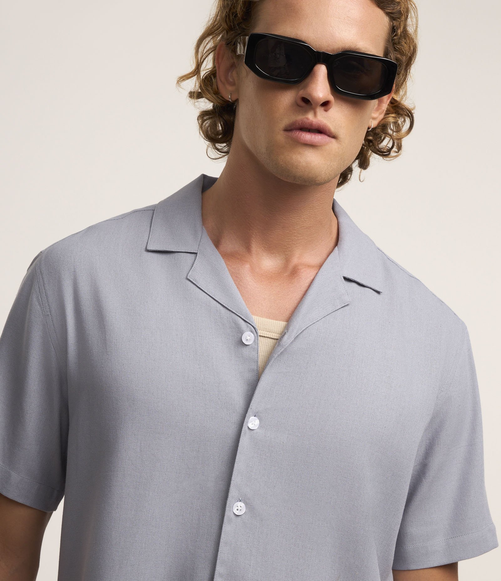 Camisa Boxy em Linho com Gola Bowling Cinza 3