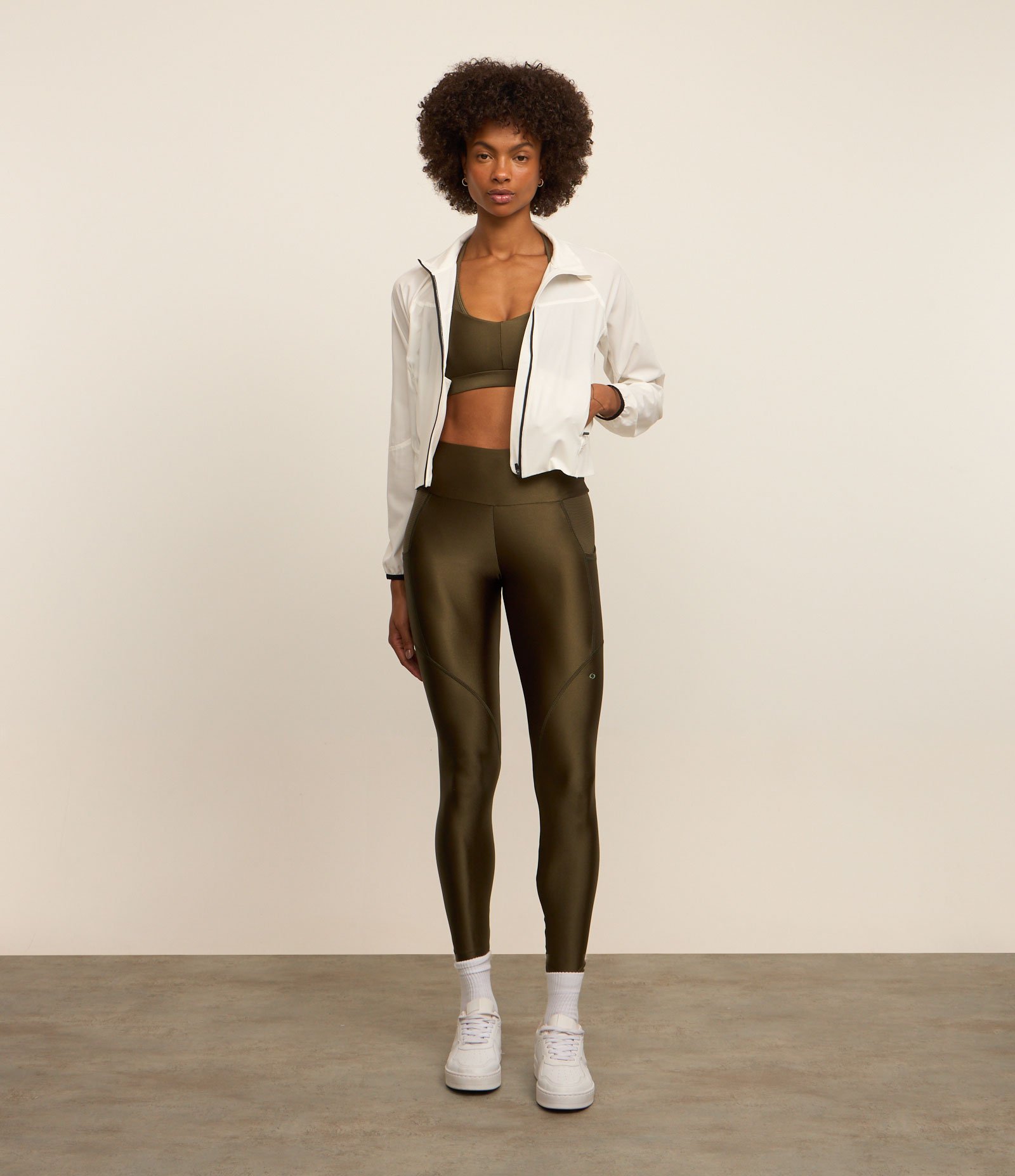 Jaqueta Esportiva Corta Vento com Recortes Branco 2