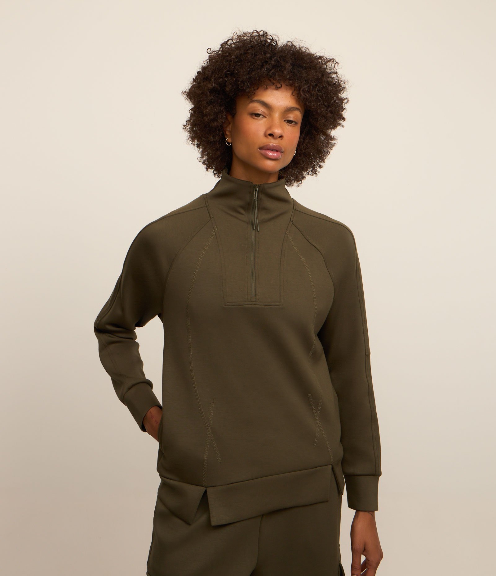 Casaco Esportivo em Microfibra Pesada Liso com Gola Alta e Recortes Verde 1