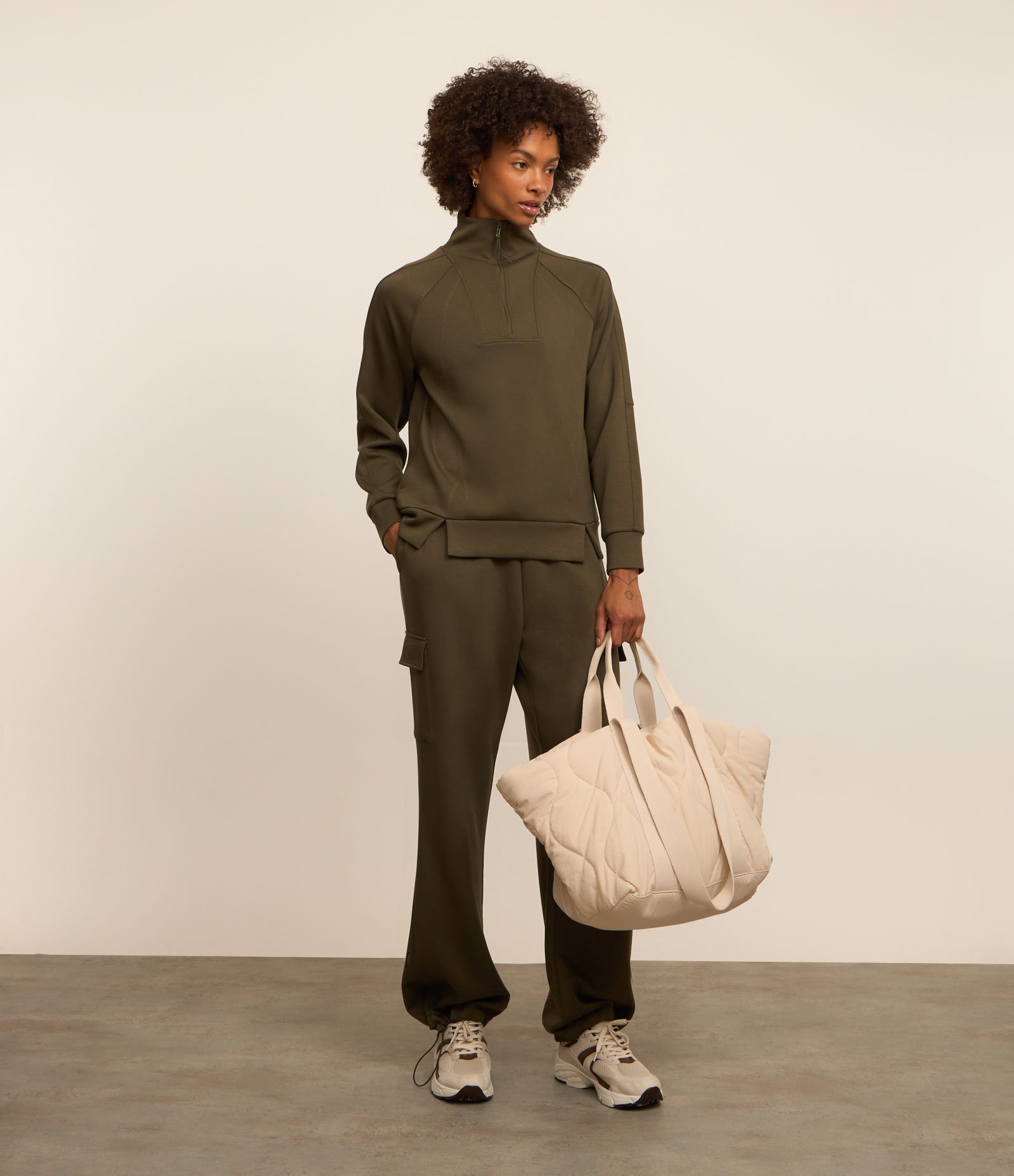 Casaco Esportivo em Microfibra Pesada Liso com Gola Alta e Recortes Verde 2