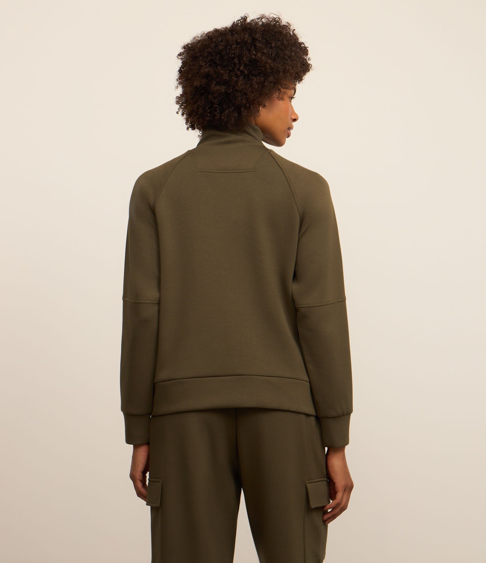 Casaco Esportivo em Microfibra Pesada Liso com Gola Alta e Recortes Verde 3