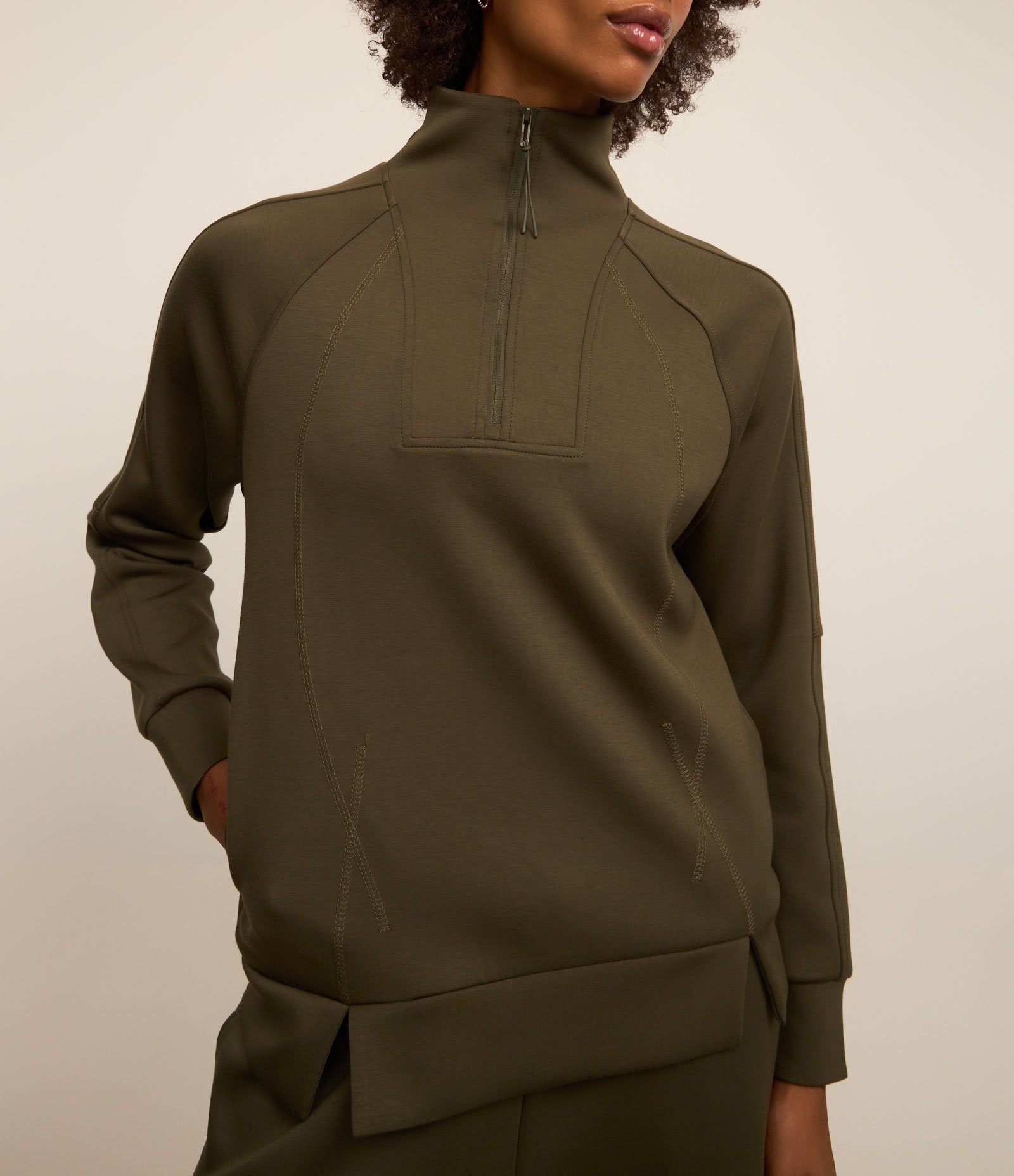 Casaco Esportivo em Microfibra Pesada Liso com Gola Alta e Recortes Verde 4