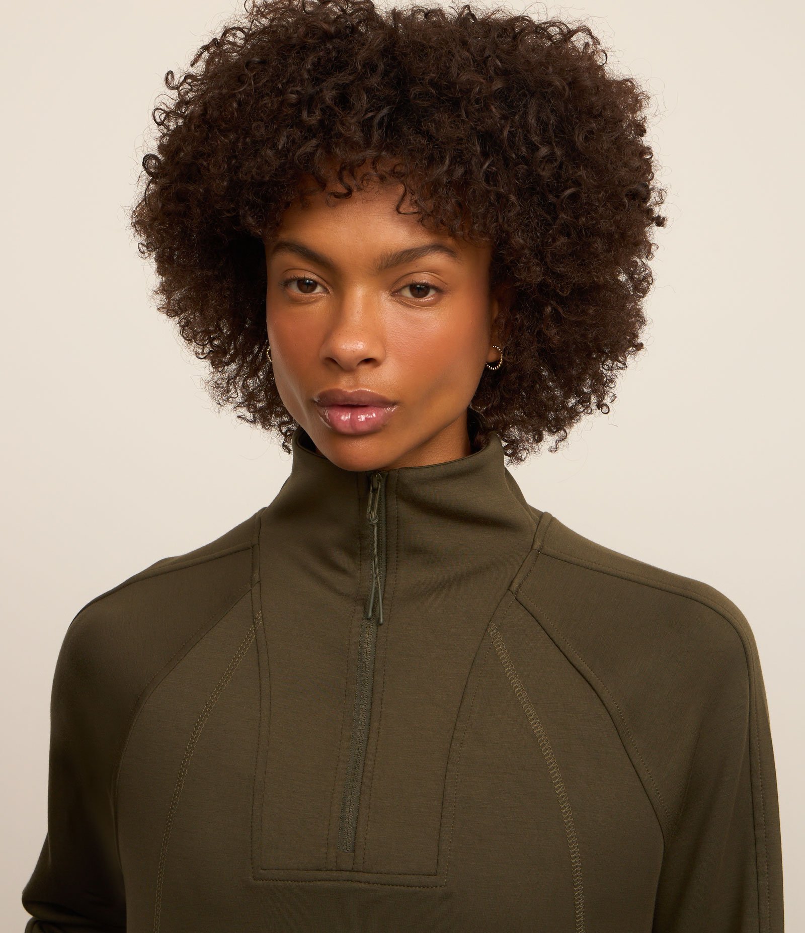 Casaco Esportivo em Microfibra Pesada Liso com Gola Alta e Recortes Verde 5