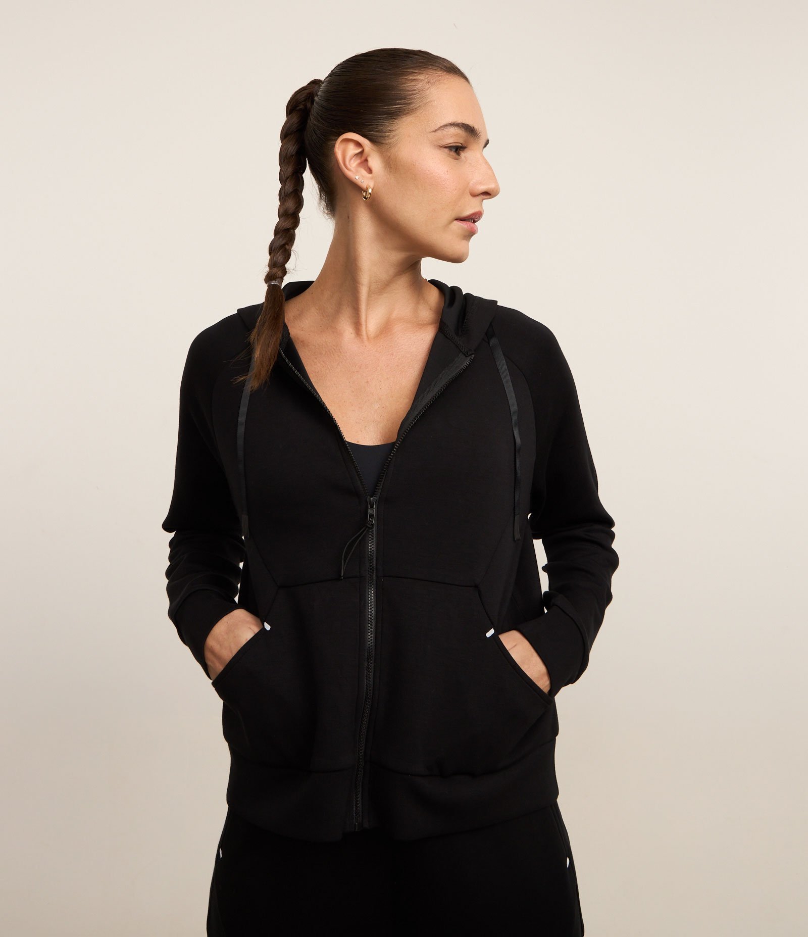 Jaqueta Esportiva em Microfibra Pesada com Bolsos e Capuz Preto 2