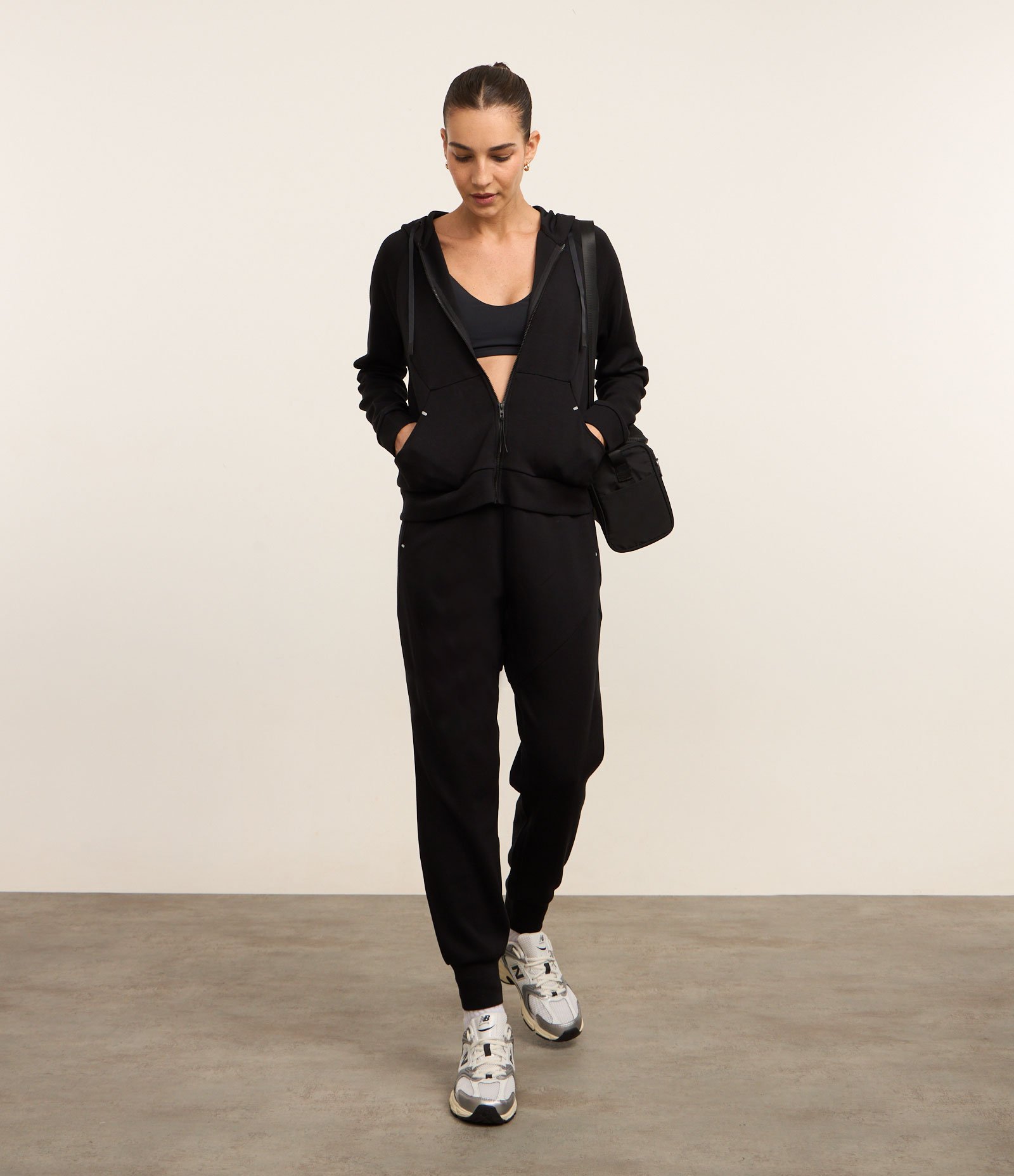 Jaqueta Esportiva em Microfibra Pesada com Bolsos e Capuz Preto 3