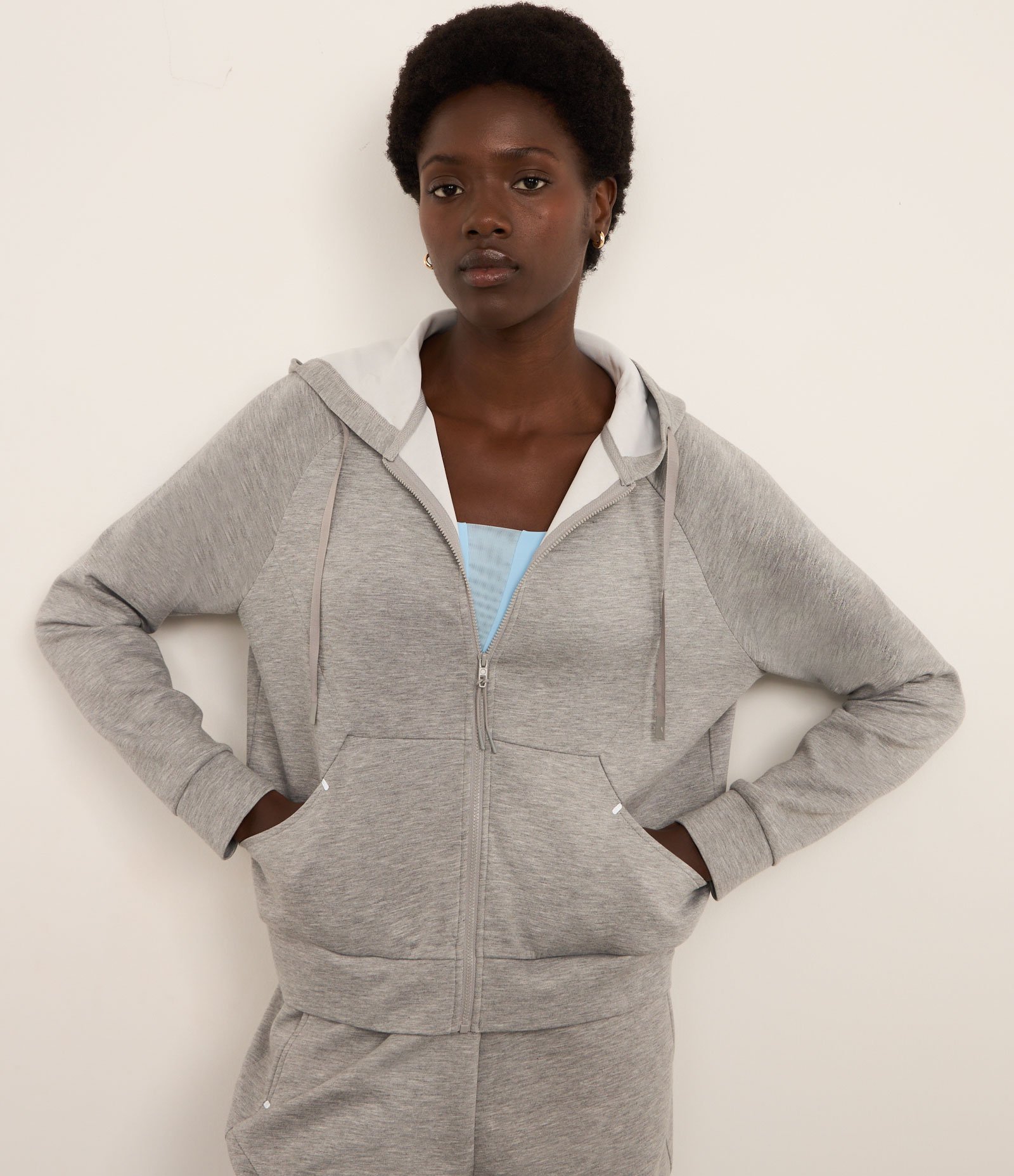 Jaqueta Esportiva em Microfibra Pesada com Bolsos e Capuz Cinza 1