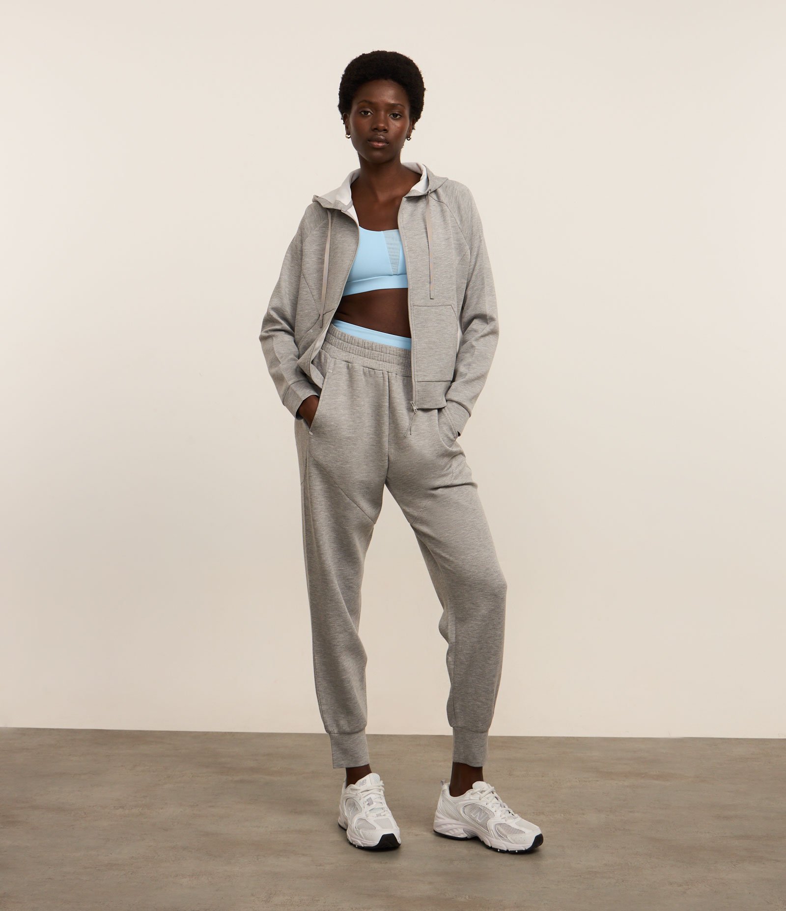 Jaqueta Esportiva em Microfibra Pesada com Bolsos e Capuz Cinza 2