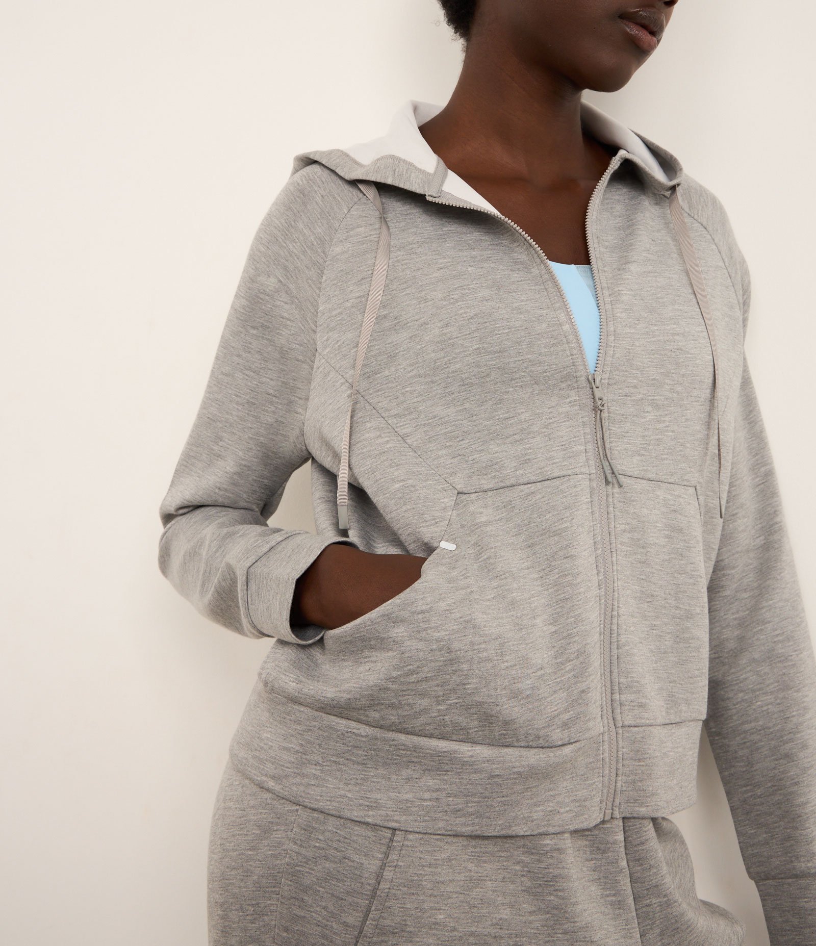 Jaqueta Esportiva em Microfibra Pesada com Bolsos e Capuz Cinza 3