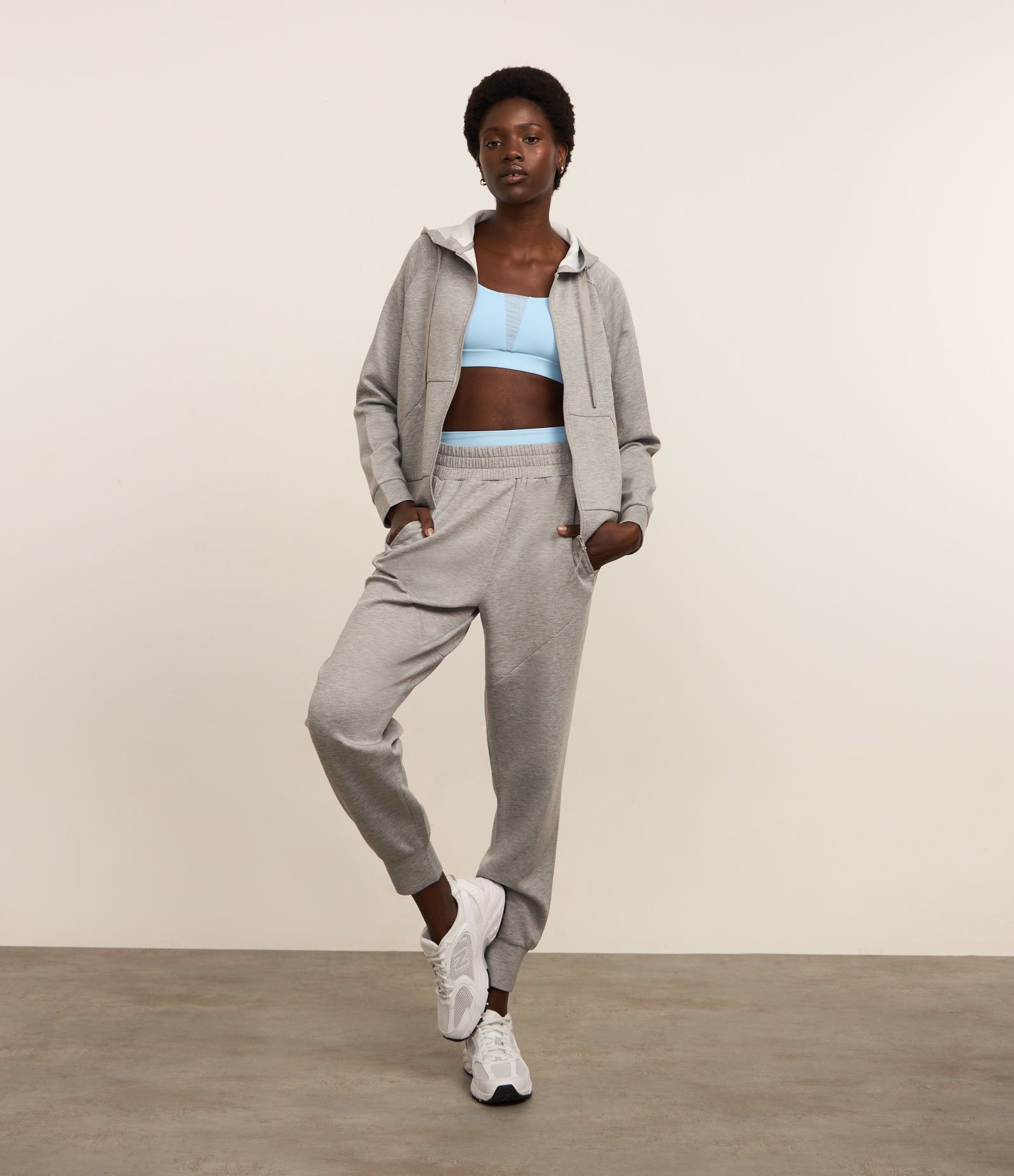 Calça Jogger Esportiva em Microfibra Pesada com Bolsos Cinza 1