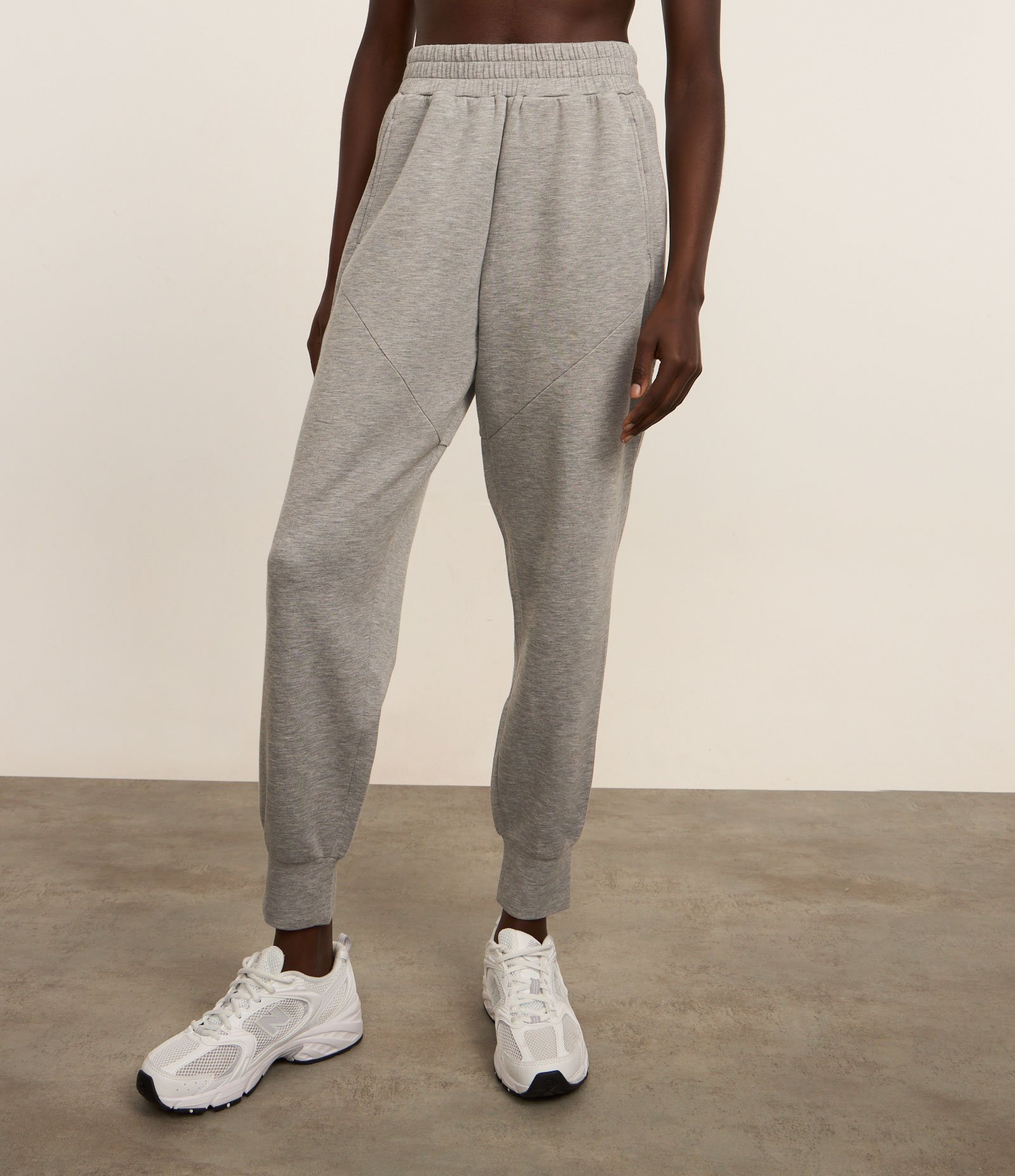 Calça Jogger Esportiva em Microfibra Pesada com Bolsos Cinza 2