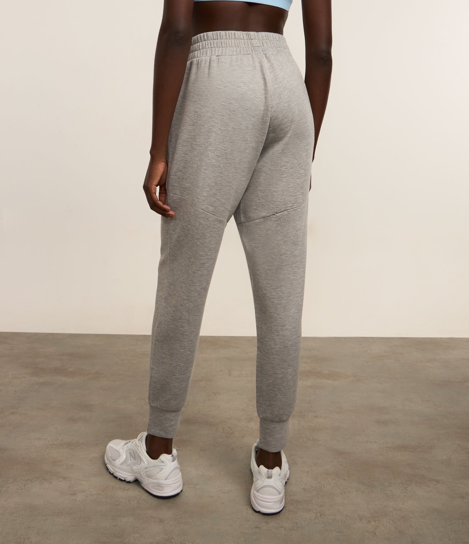 Calça Jogger Esportiva em Microfibra Pesada com Bolsos Cinza 4