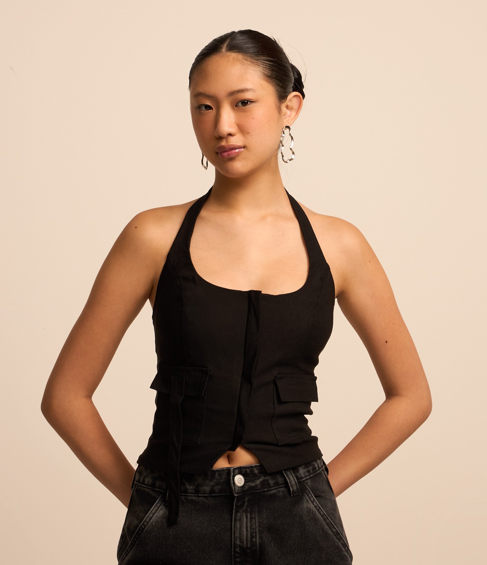 Colete Frente Única em Bengaline com Bolsos Cargo Preto 1