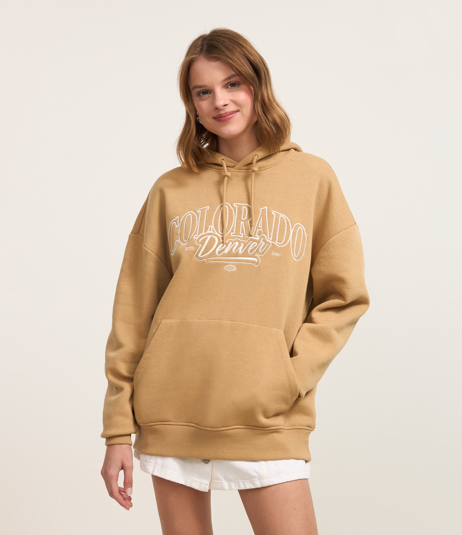 Blusão Fechado em Moletom com Capuz e Estampa Colorado Bege 1