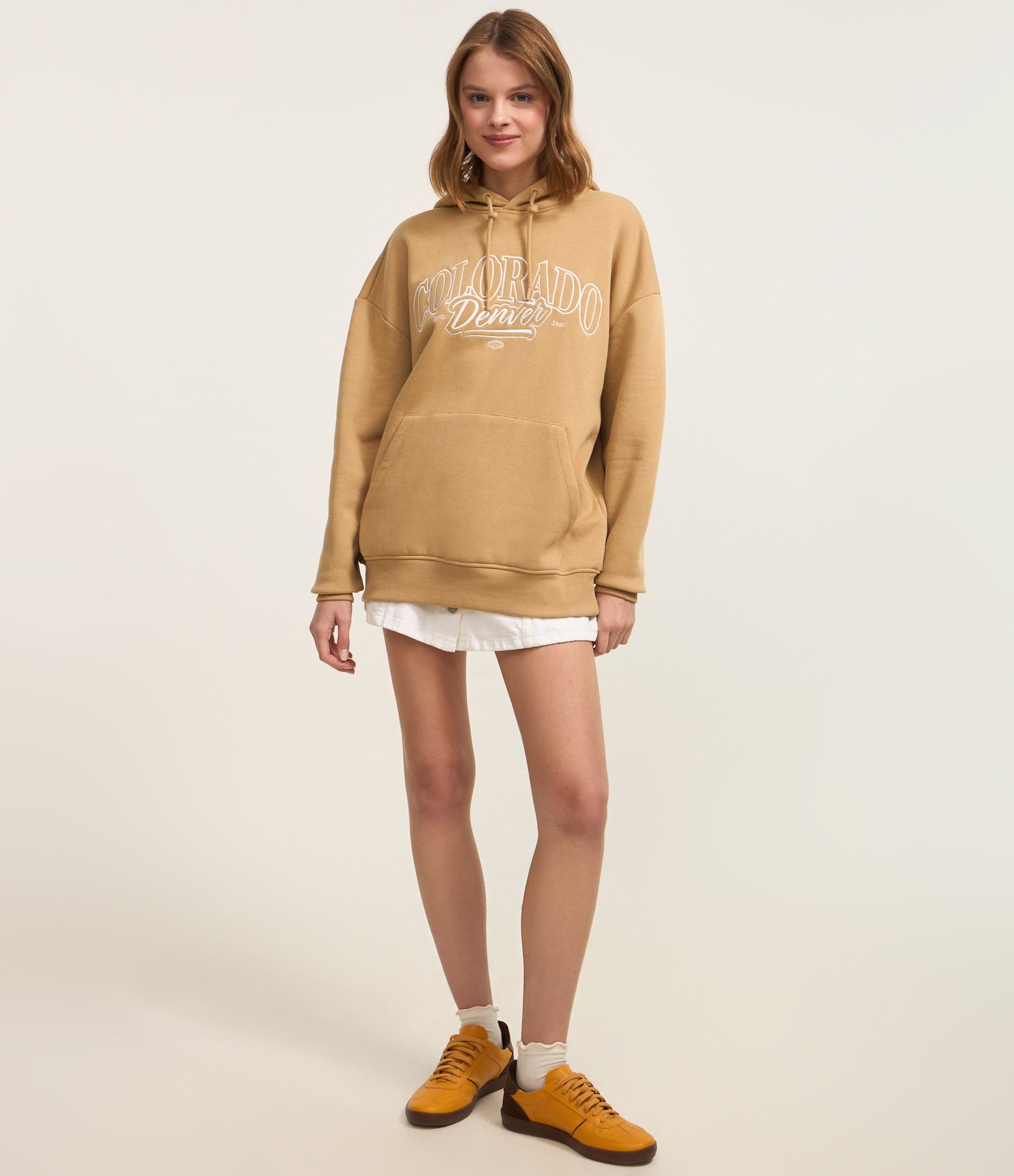 Blusão Fechado em Moletom com Capuz e Estampa Colorado Bege 2