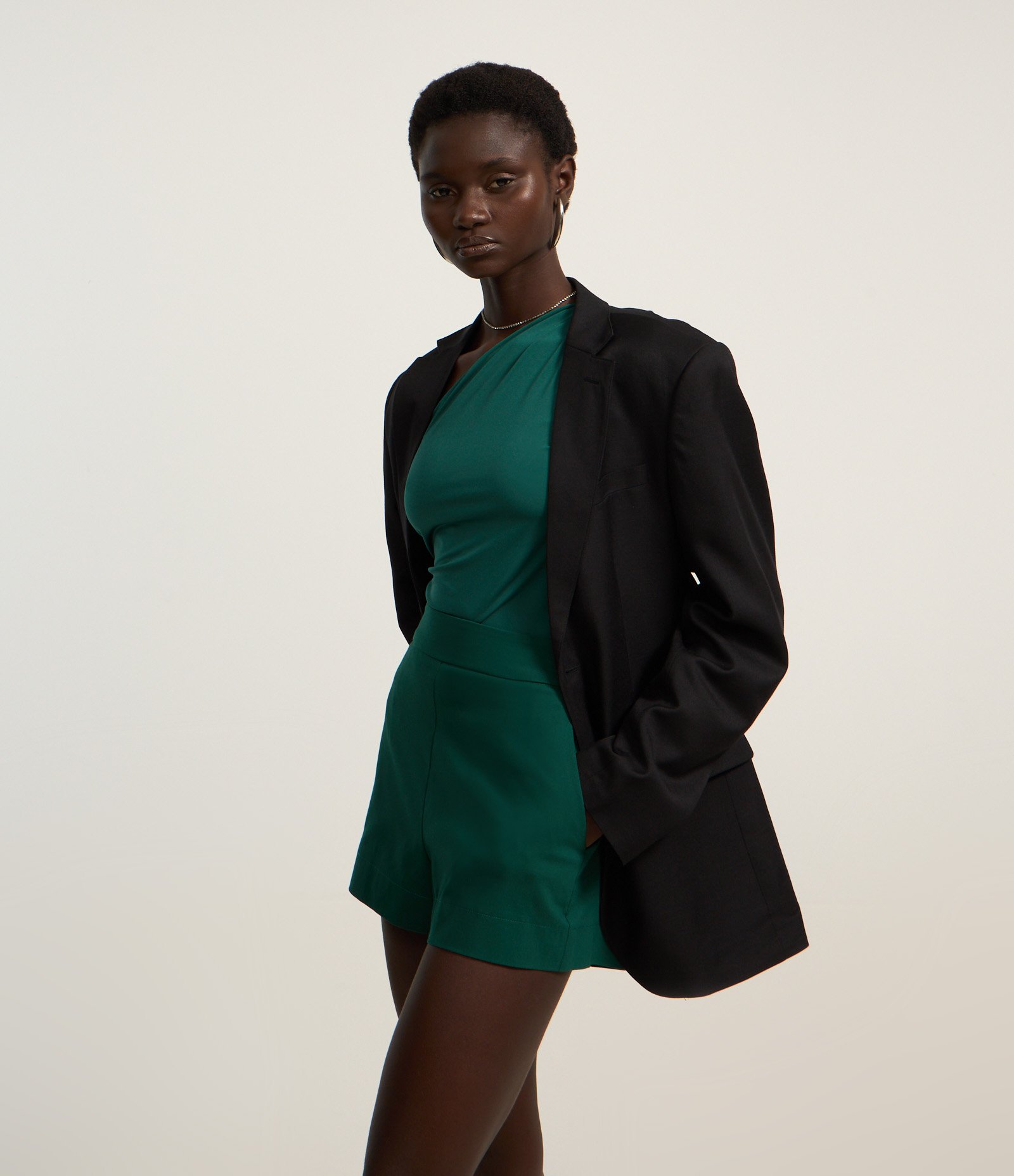 Short em Bengaline com Zíper Tratorado na Lateral Verde 2