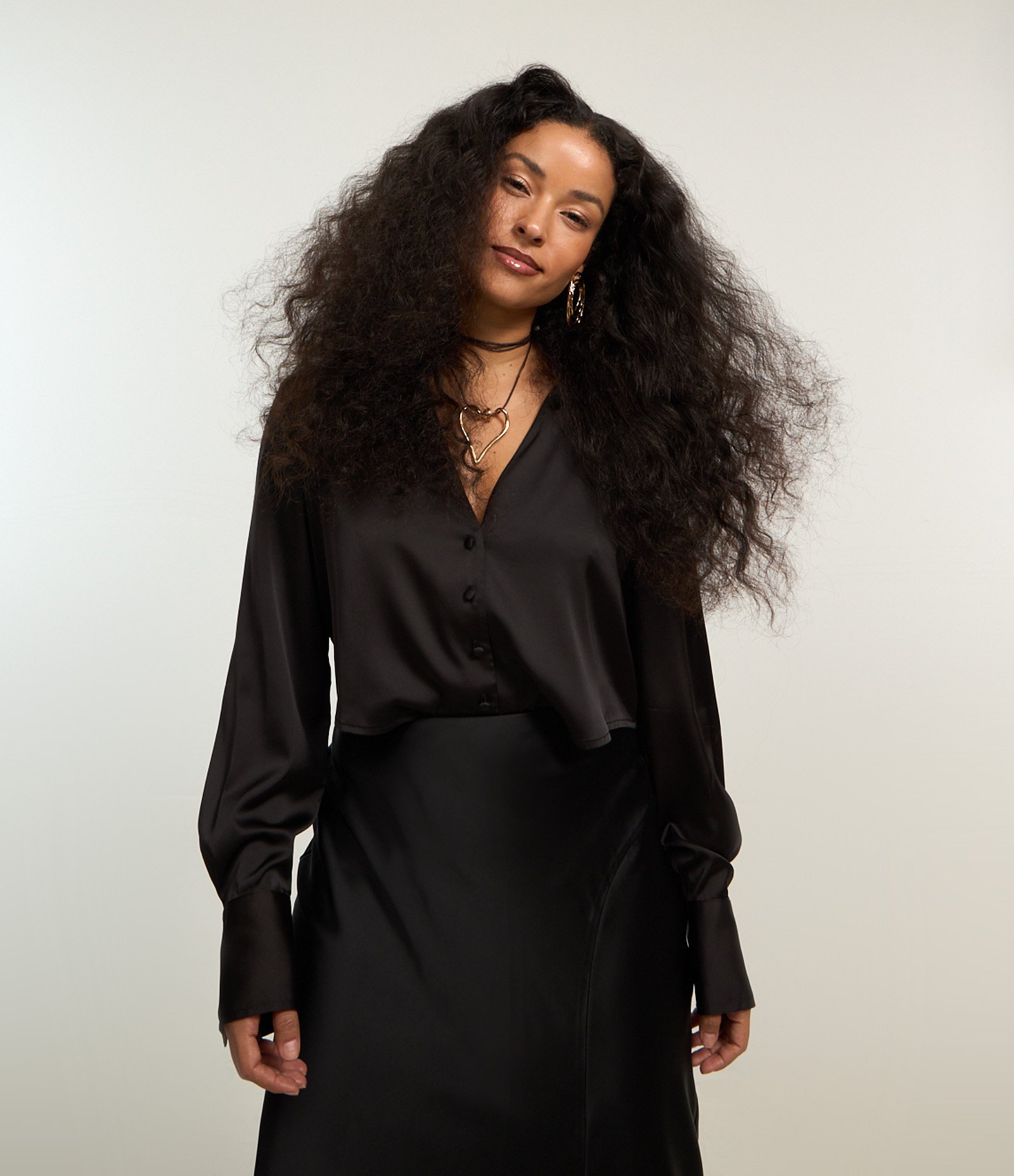 Blusa Acetinada com Botões Frontais Forrados Preto 1