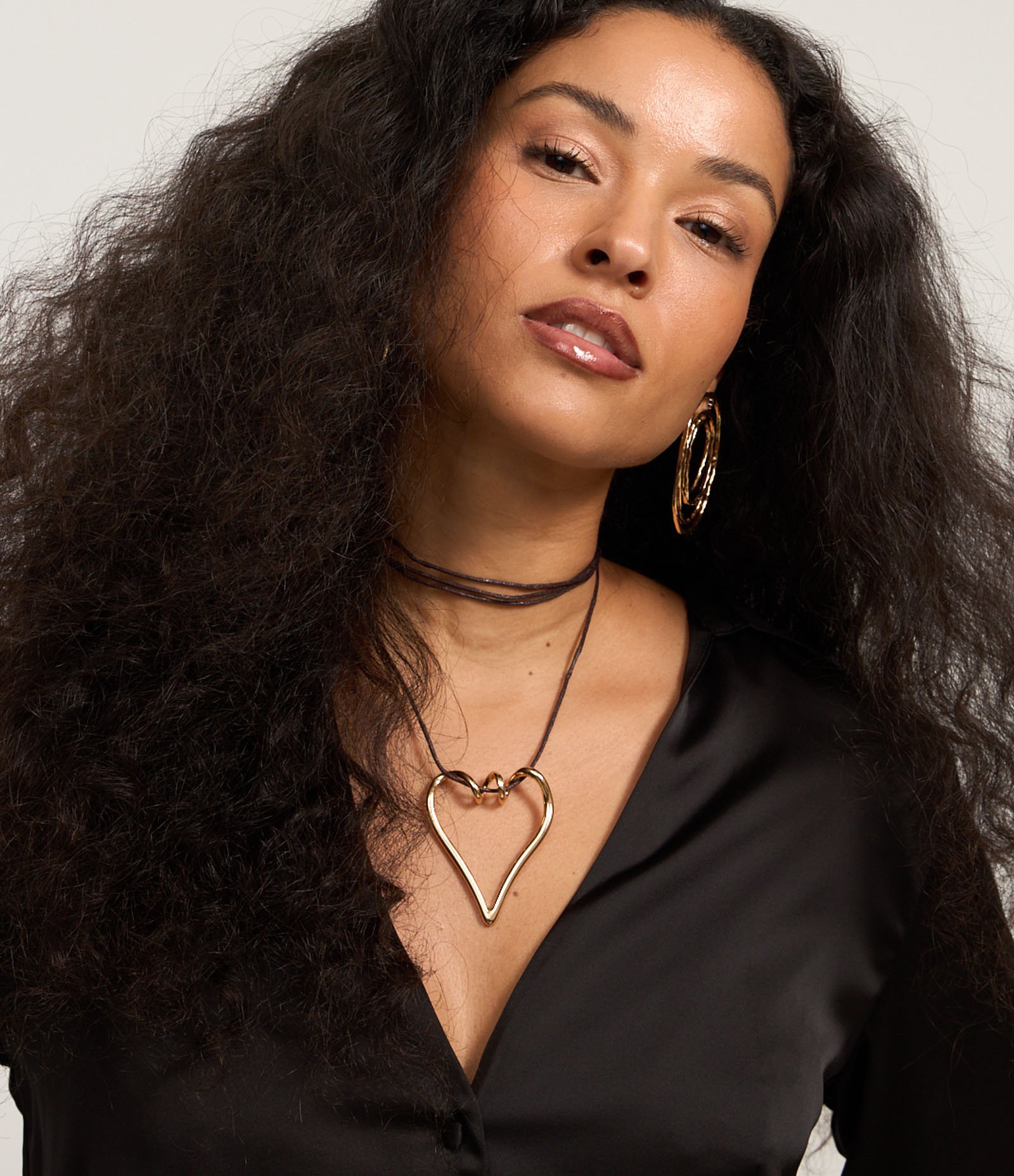 Blusa Acetinada com Botões Frontais Forrados Preto 3