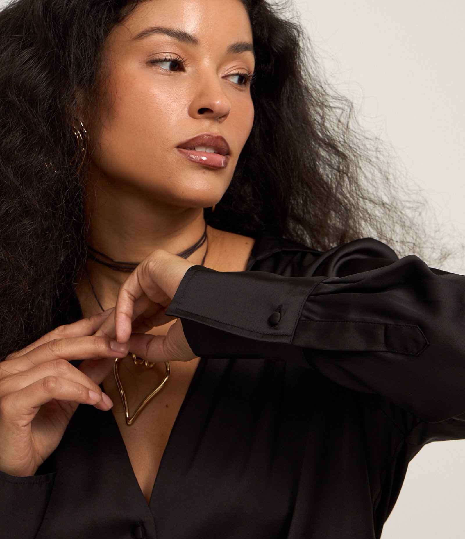 Blusa Acetinada com Botões Frontais Forrados Preto 4