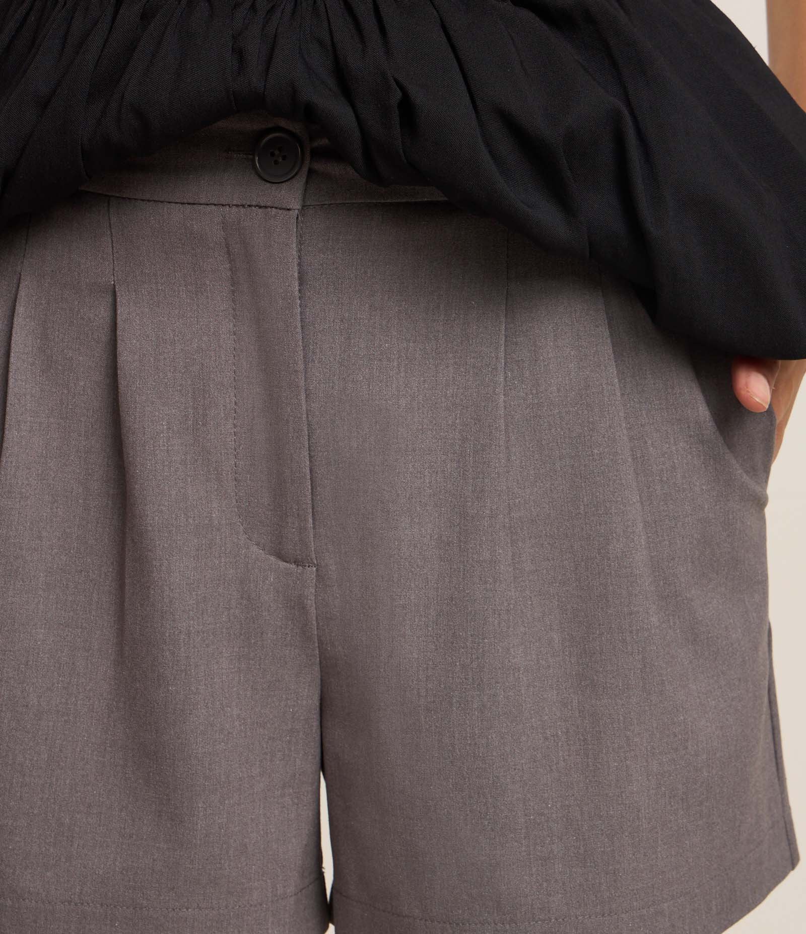 Short Alfaiatado com Pregas e Bolsos 4