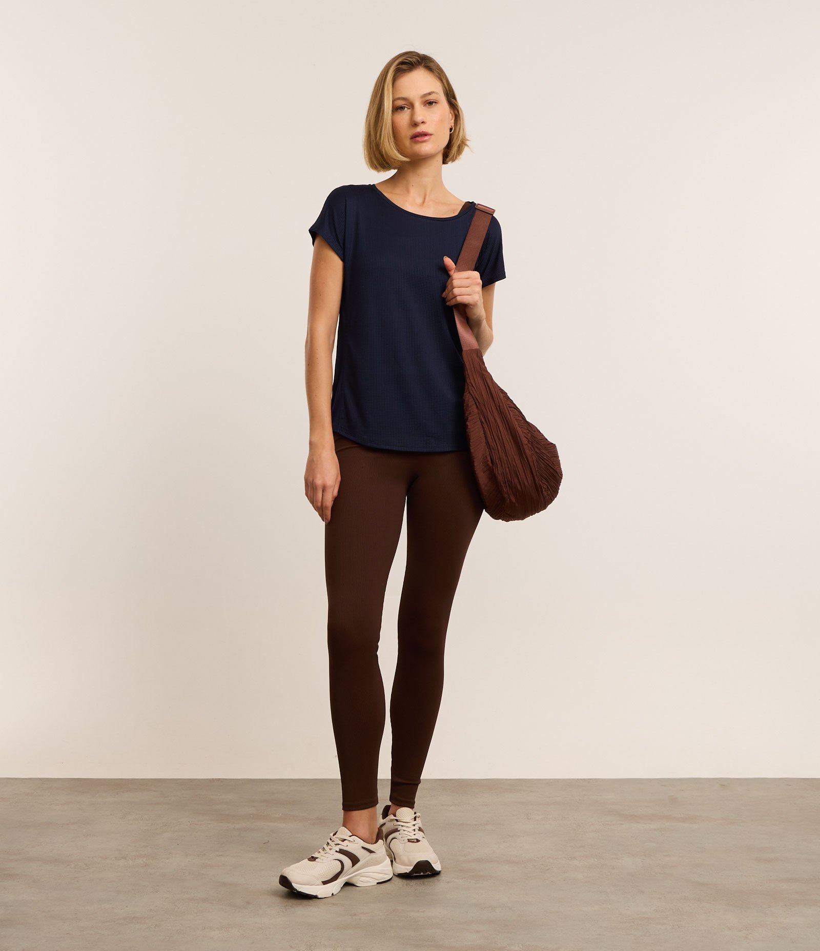 Camiseta Esportiva em Microfibra com Decote Redondo Azul Escuro 2