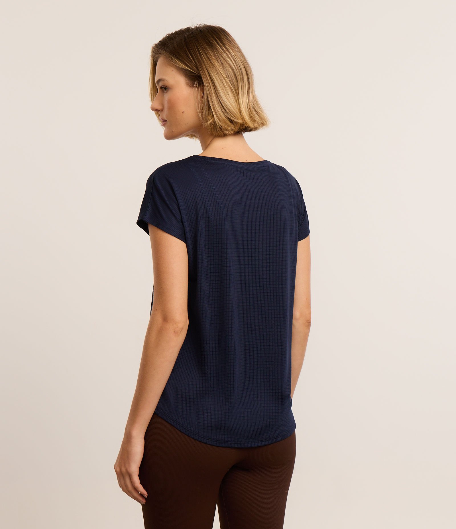 Camiseta Esportiva em Microfibra com Decote Redondo Azul Escuro 4