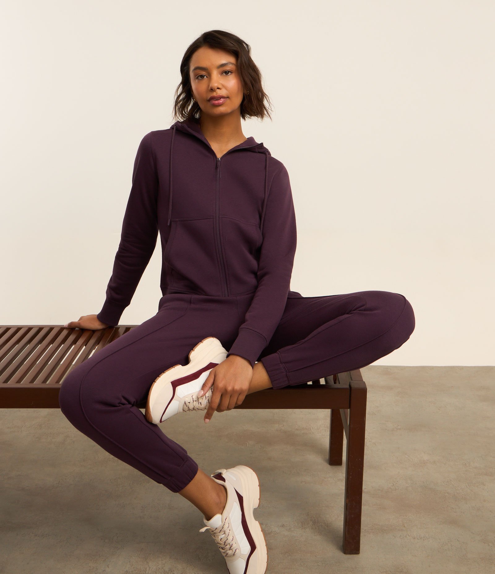 Jaqueta Esportiva em Mix de Tecidos com Capuz e Bolsos Vinho 1