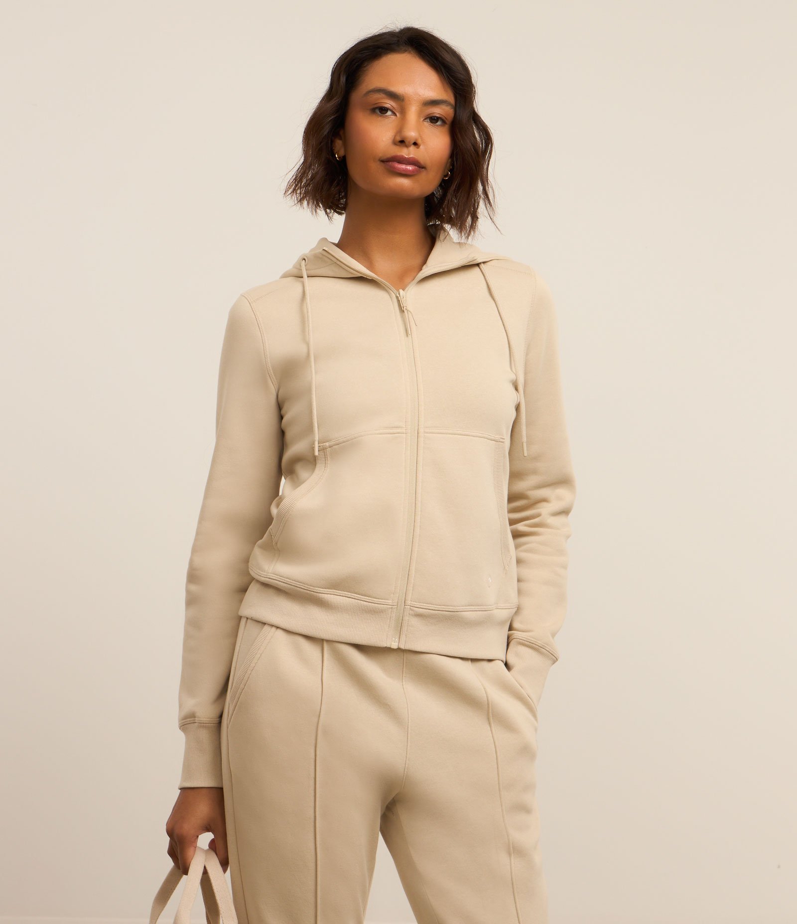 Jaqueta Esportiva em Mix de Tecidos com Capuz e Bolsos Bege 2