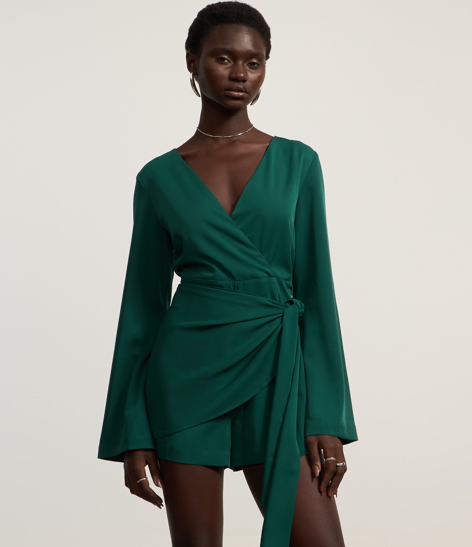 Macaquinho Short Saia em Crepe com Decote Transpassado Verde 2