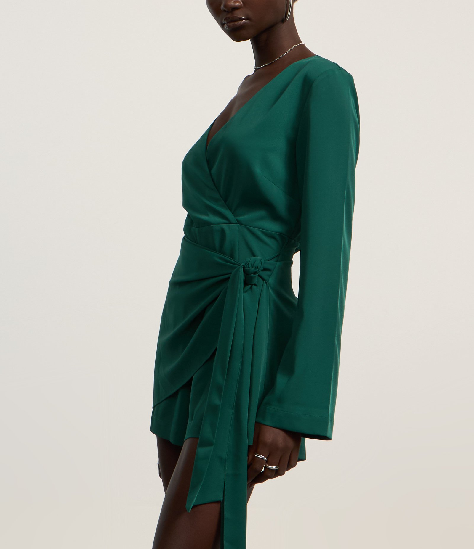 Macaquinho Short Saia em Crepe com Decote Transpassado Verde 3