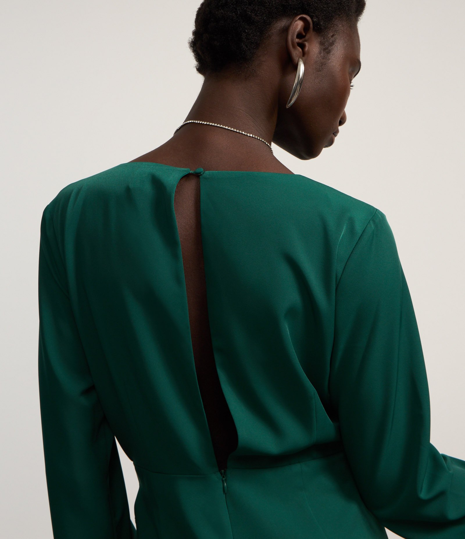 Macaquinho Short Saia em Crepe com Decote Transpassado Verde 4