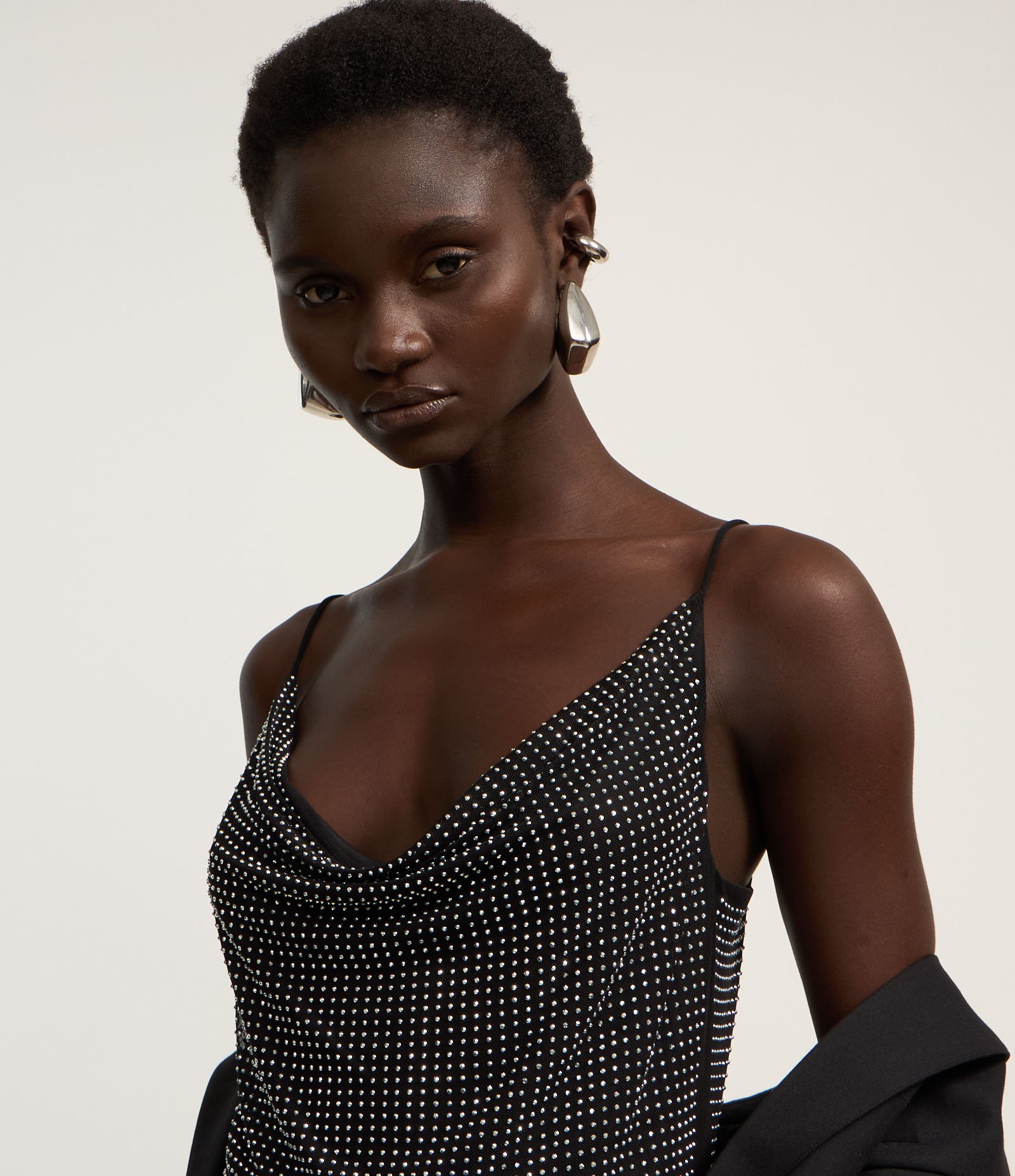 Vestido Evasê em Tule com Decote Degagê Preto 3