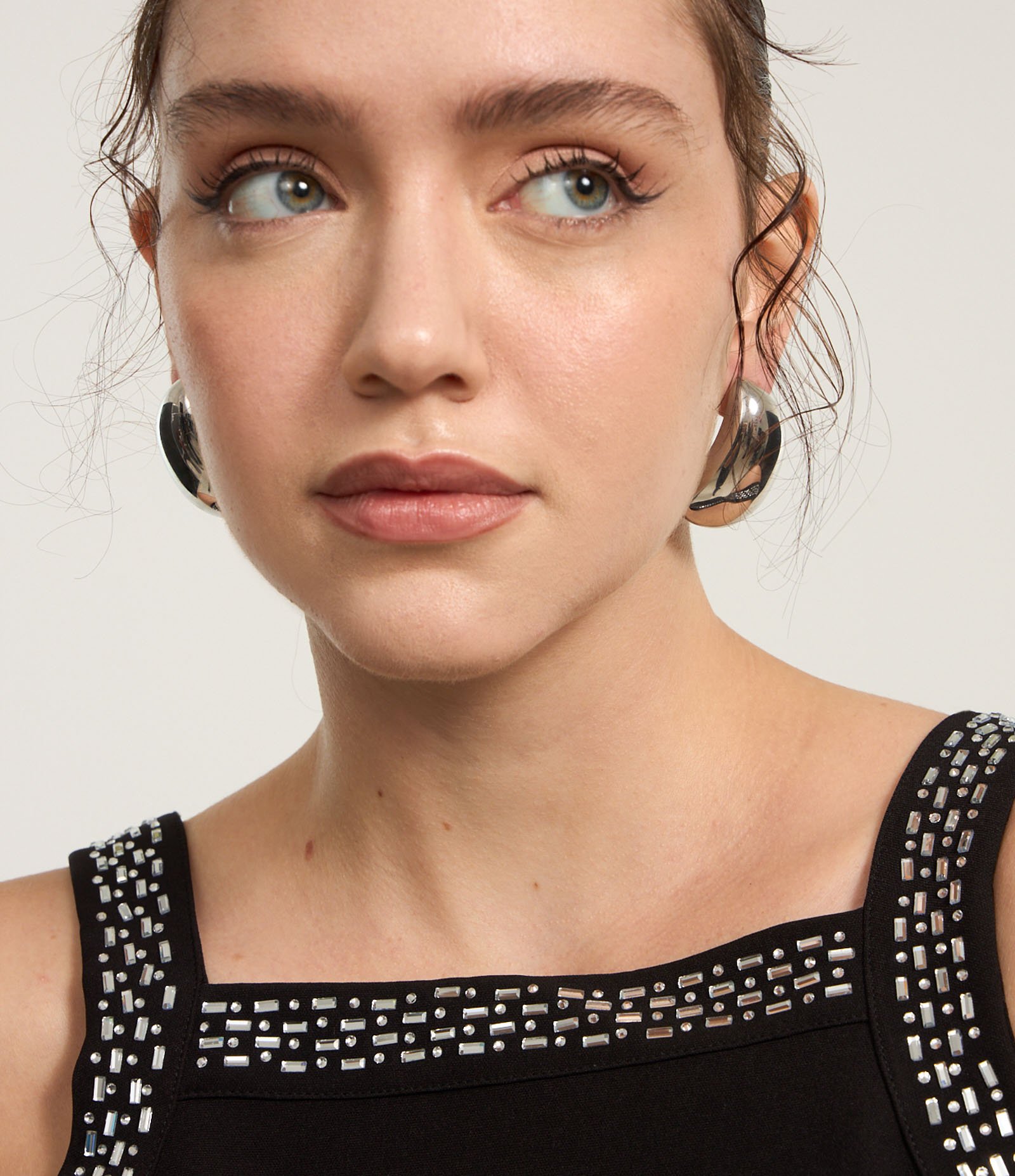 Vestido Evasê Curto em Alfaiataria com Brilhos Aplicados Preto 3