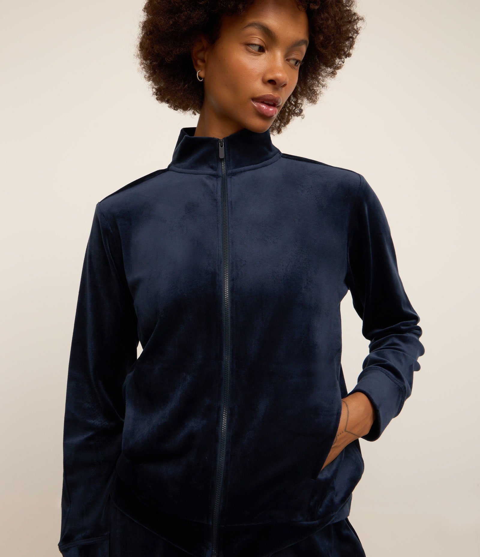 Jaqueta Esportiva em Plush com Gola Alta e Zíper Azul Marinho 4